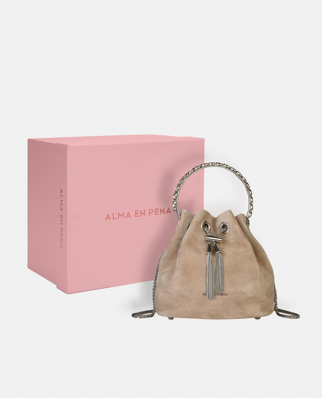 SACO COM PENDENTE E PORMENOR DE PINGENTE