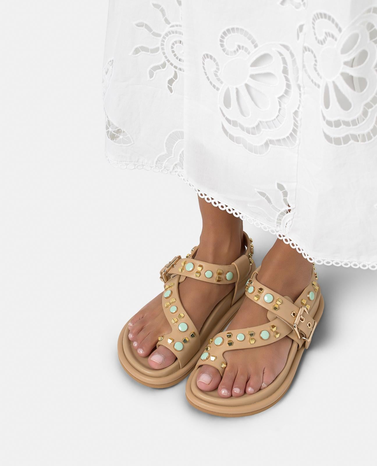 SANDALIA PLANA TACHUELAS HEBILLA