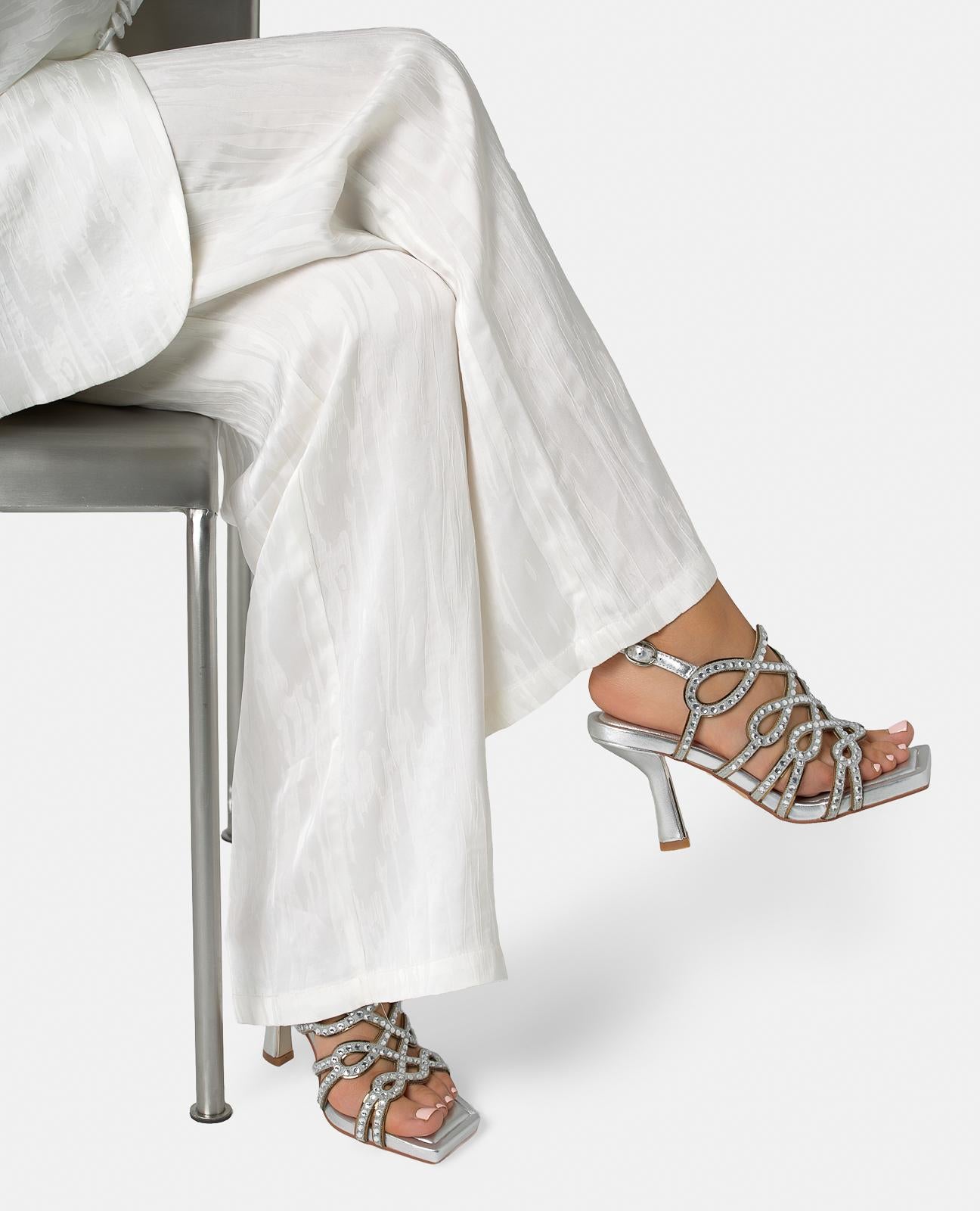 SANDALIA TACÓN DETALLES