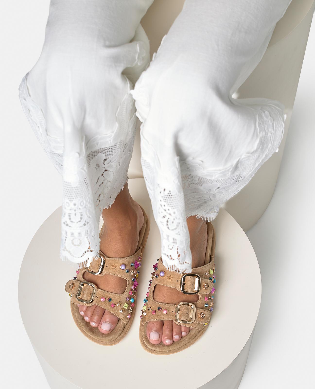 SANDALIA HEBILLAS CON TACHAS MULICOLOR