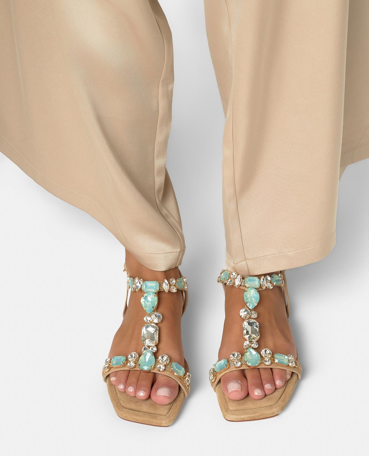 SANDALIA PLANA CON DETALLE PEDRERIA