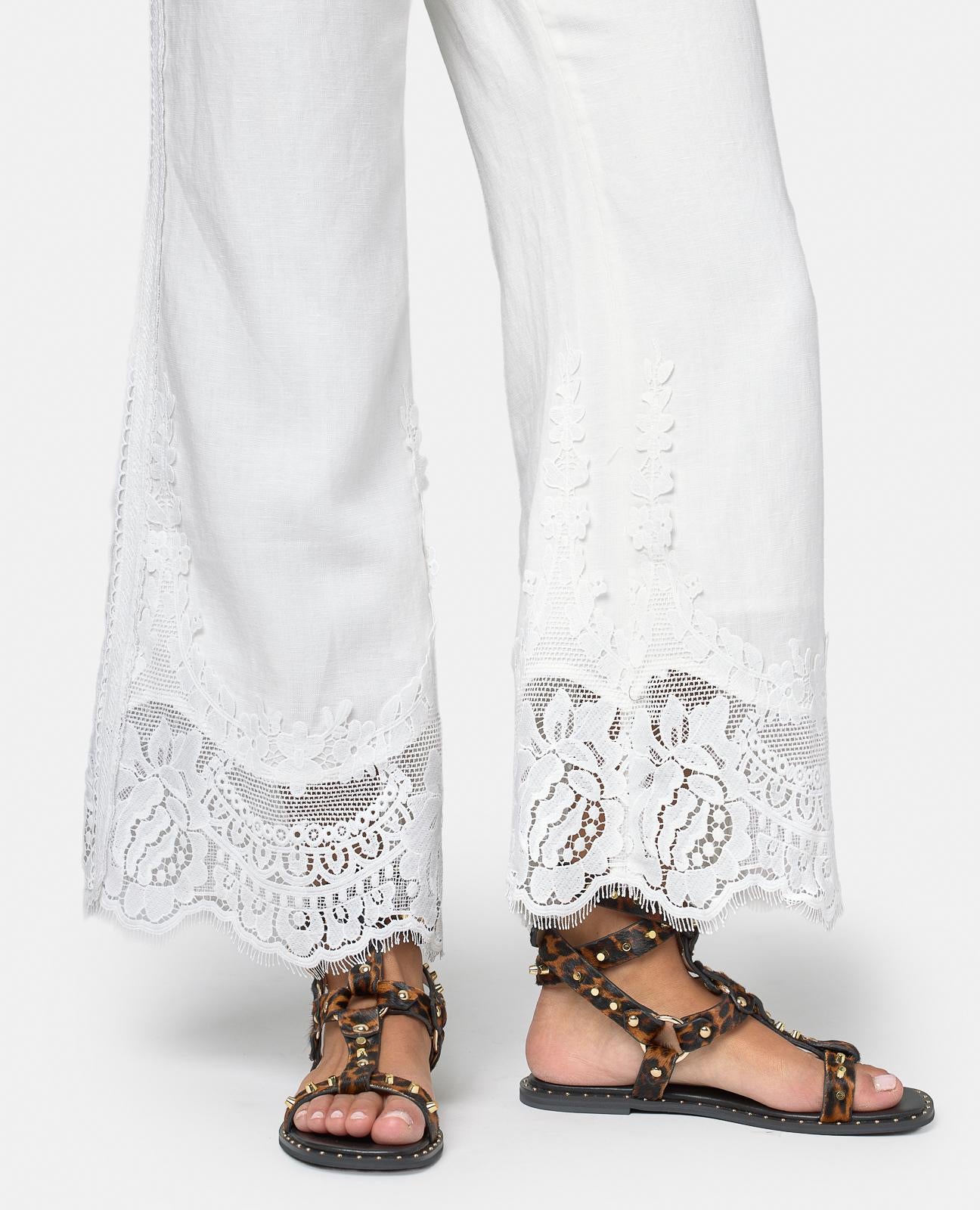 SANDÁLIA ESTILO GREGO COM TACHAS