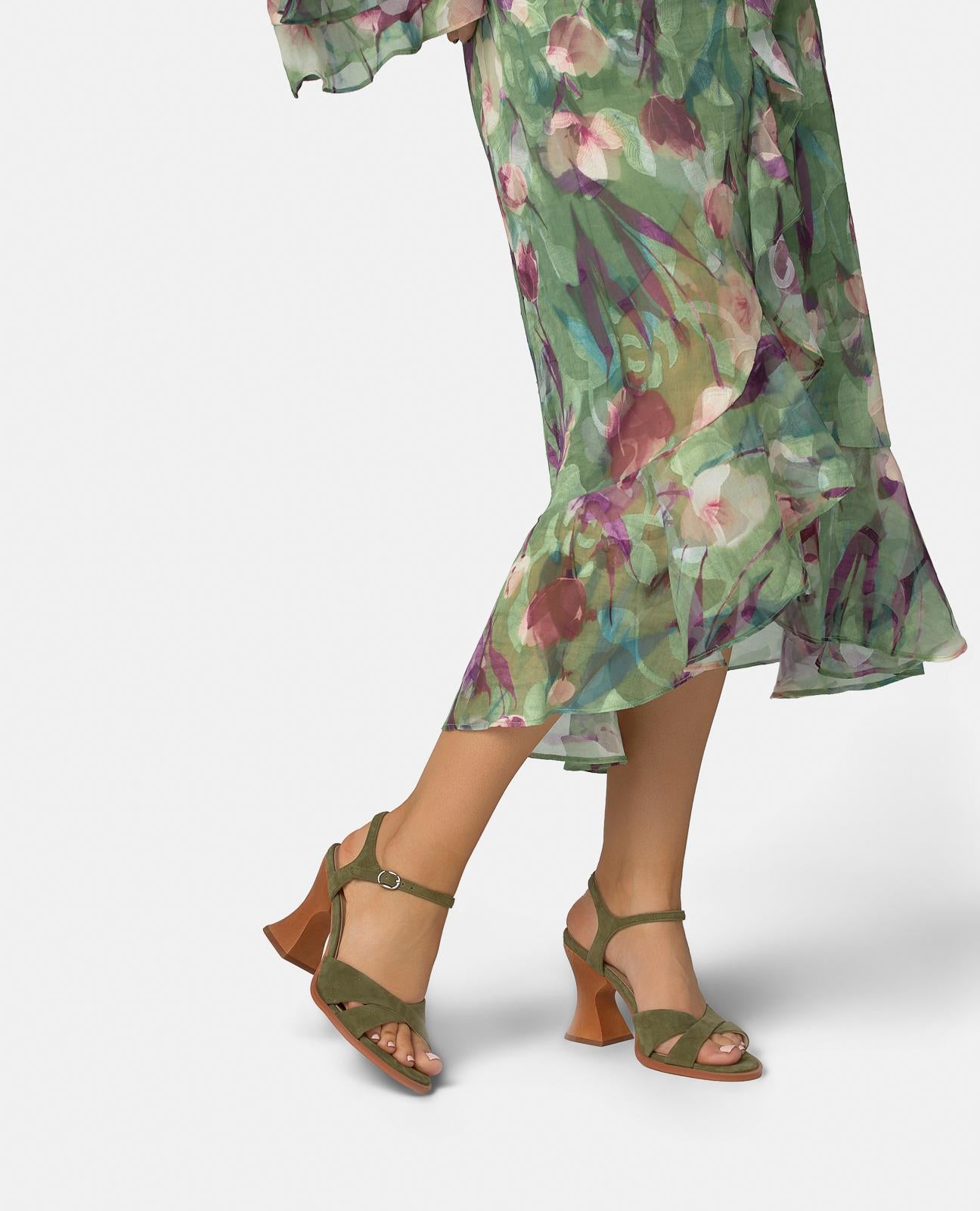 SANDÁLIA COM SALTO DE MADEIRA