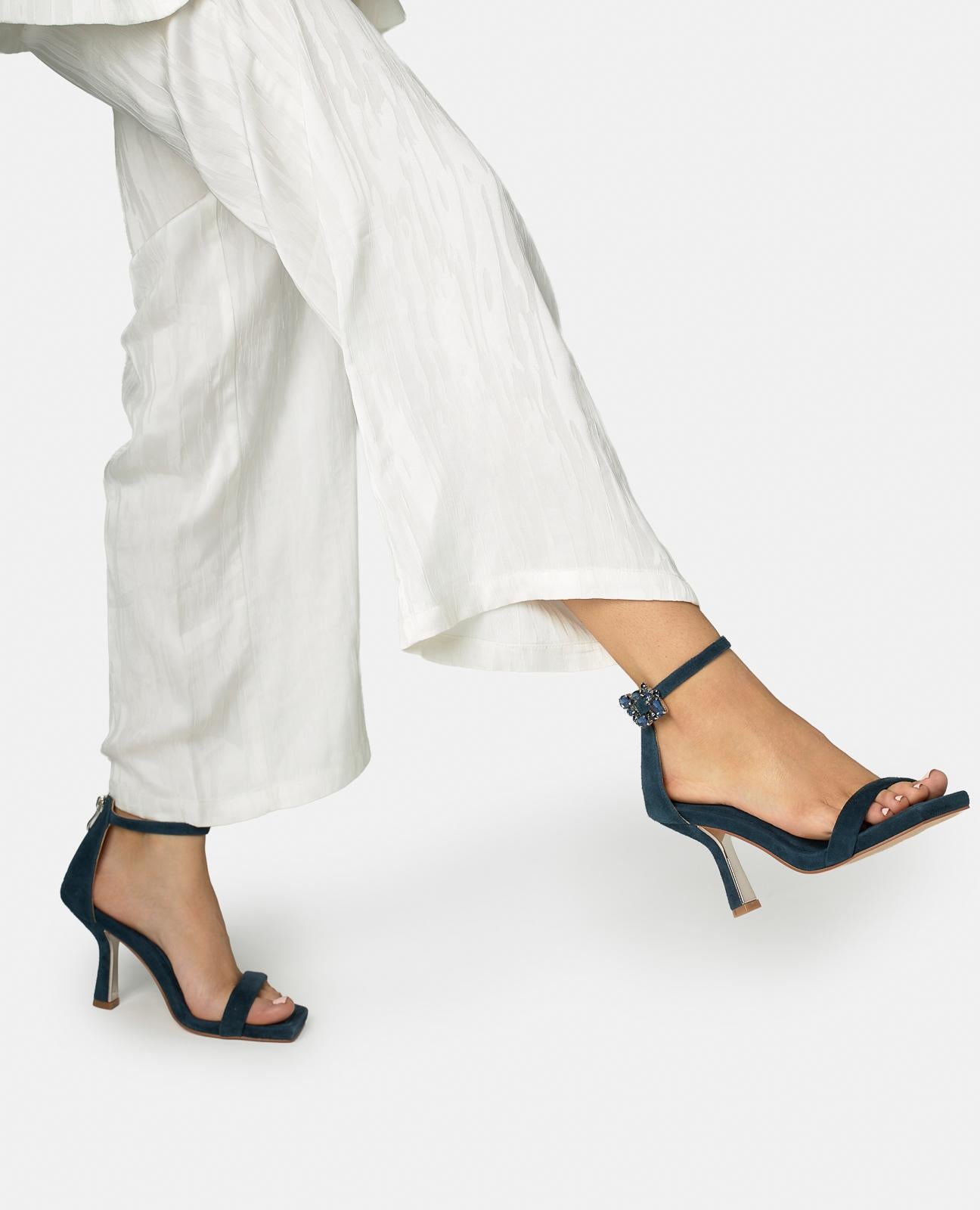 SANDALIA TACON TIRA METALIZADA