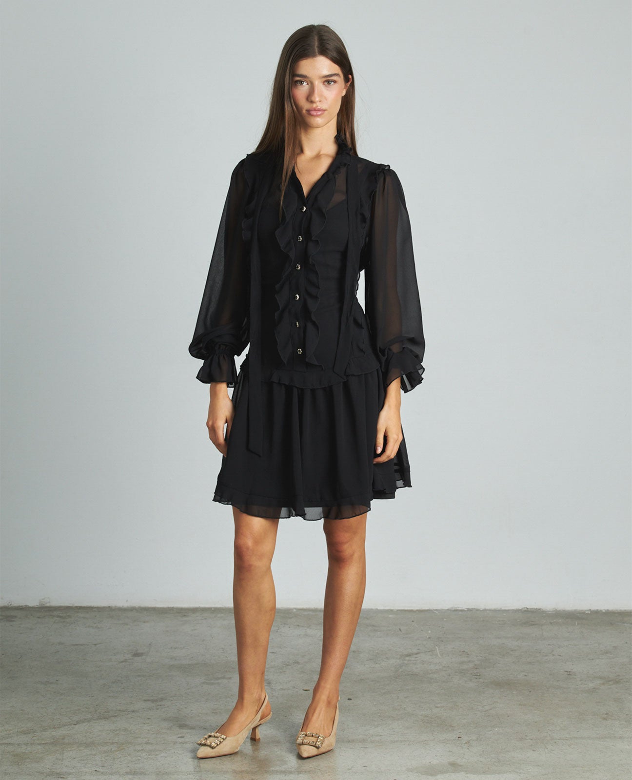 VESTIDO CURTO COM FOLHOS