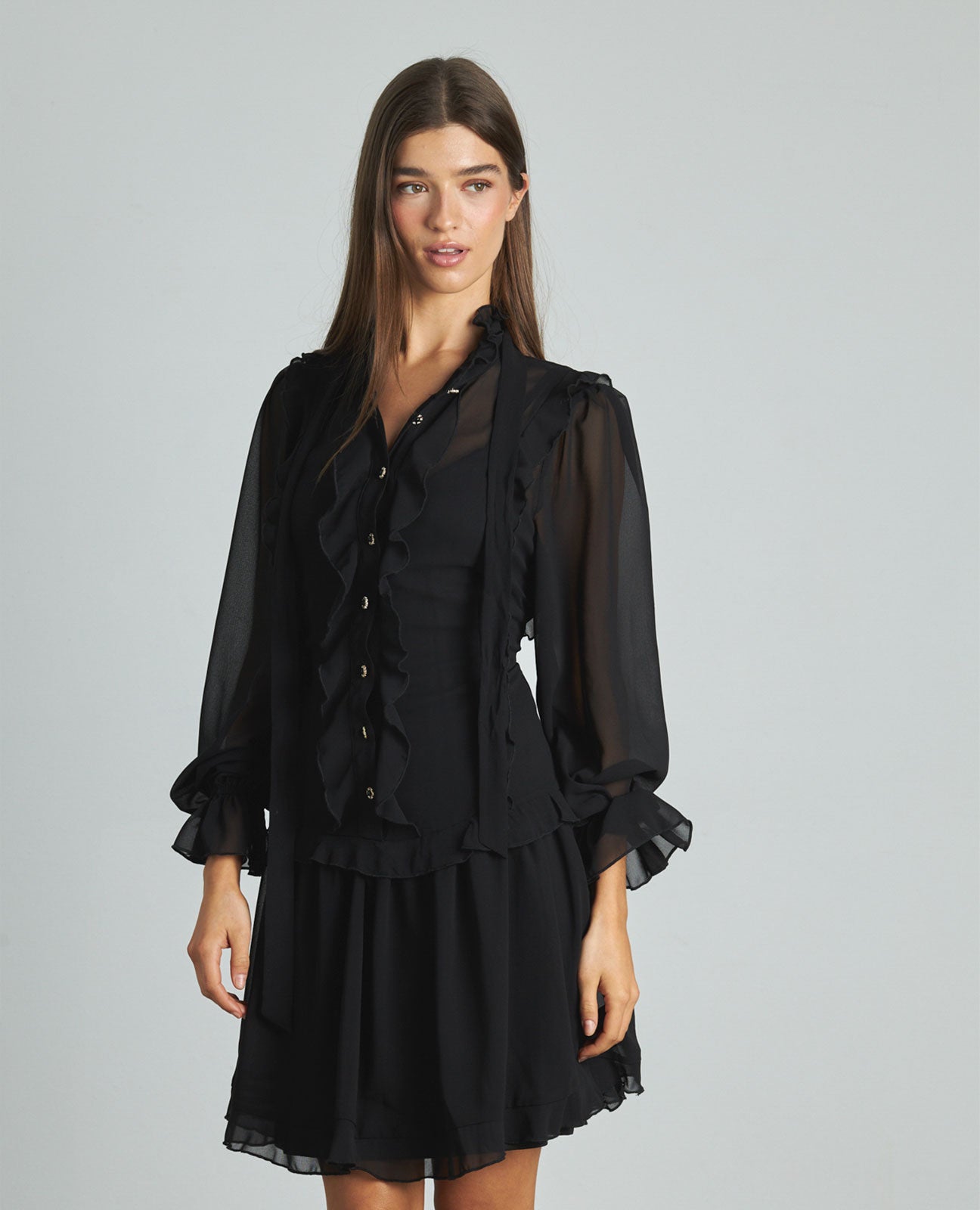VESTIDO CURTO COM FOLHOS