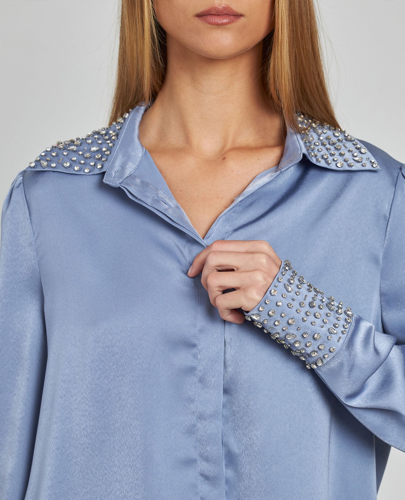 CAMISA EFECTO SATINADO PEDRERÍA