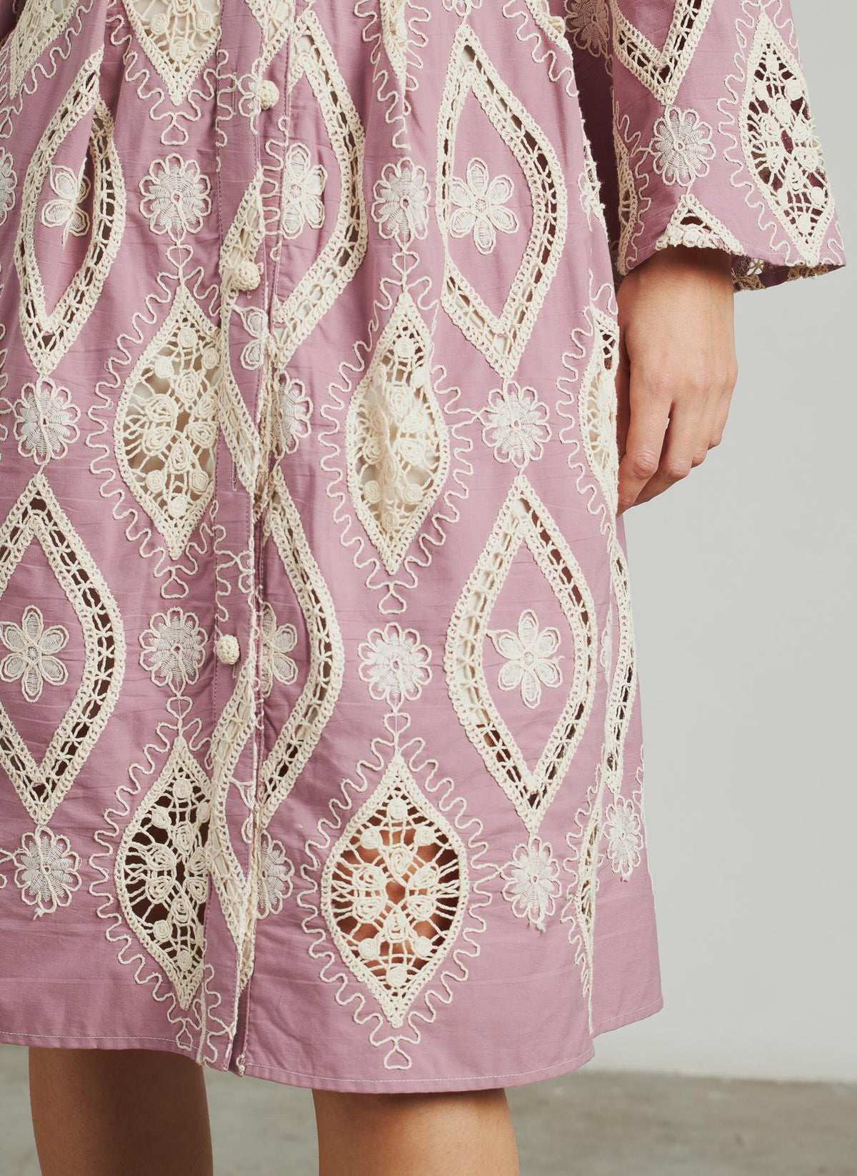VESTIDO CORTO DETALLES BORDADOS