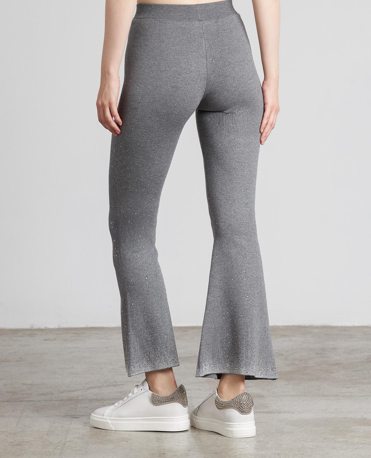 PANTALÓN ACAMPANADO DETALLES