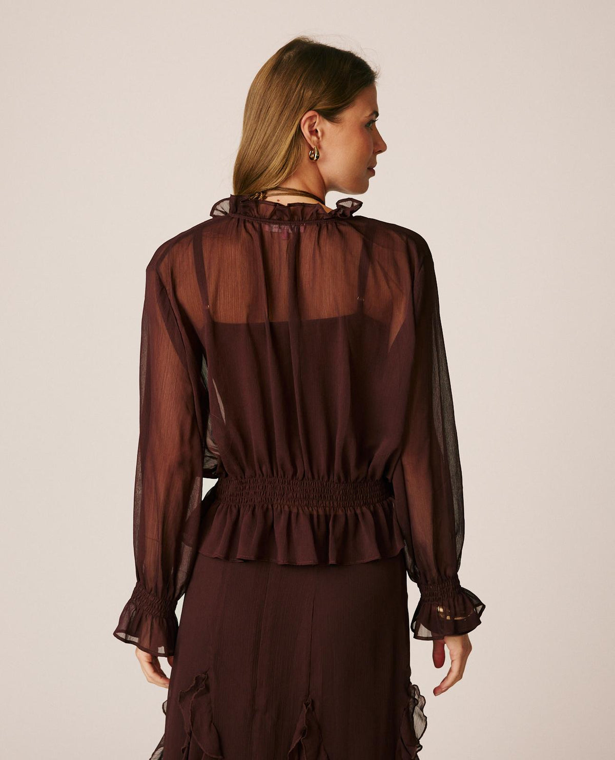 BLUSA SEMITRASPARENTE CON VOLANT