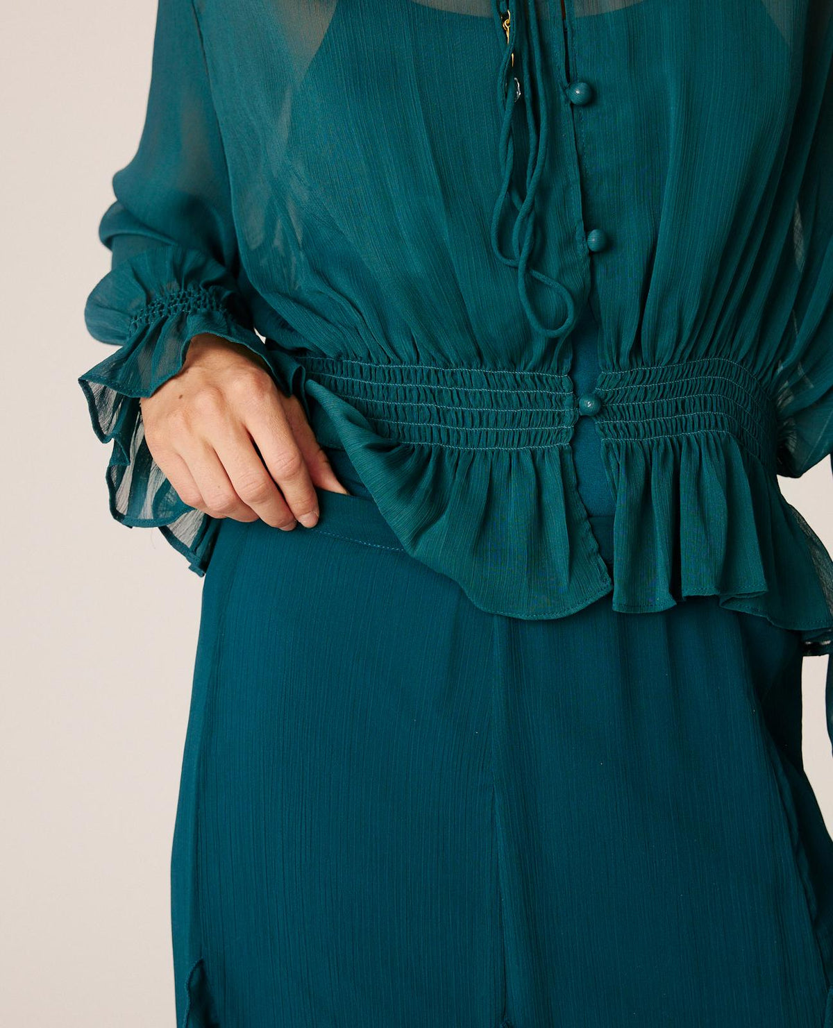 BLUSA SEMITRANSPARENTE VOLANTES