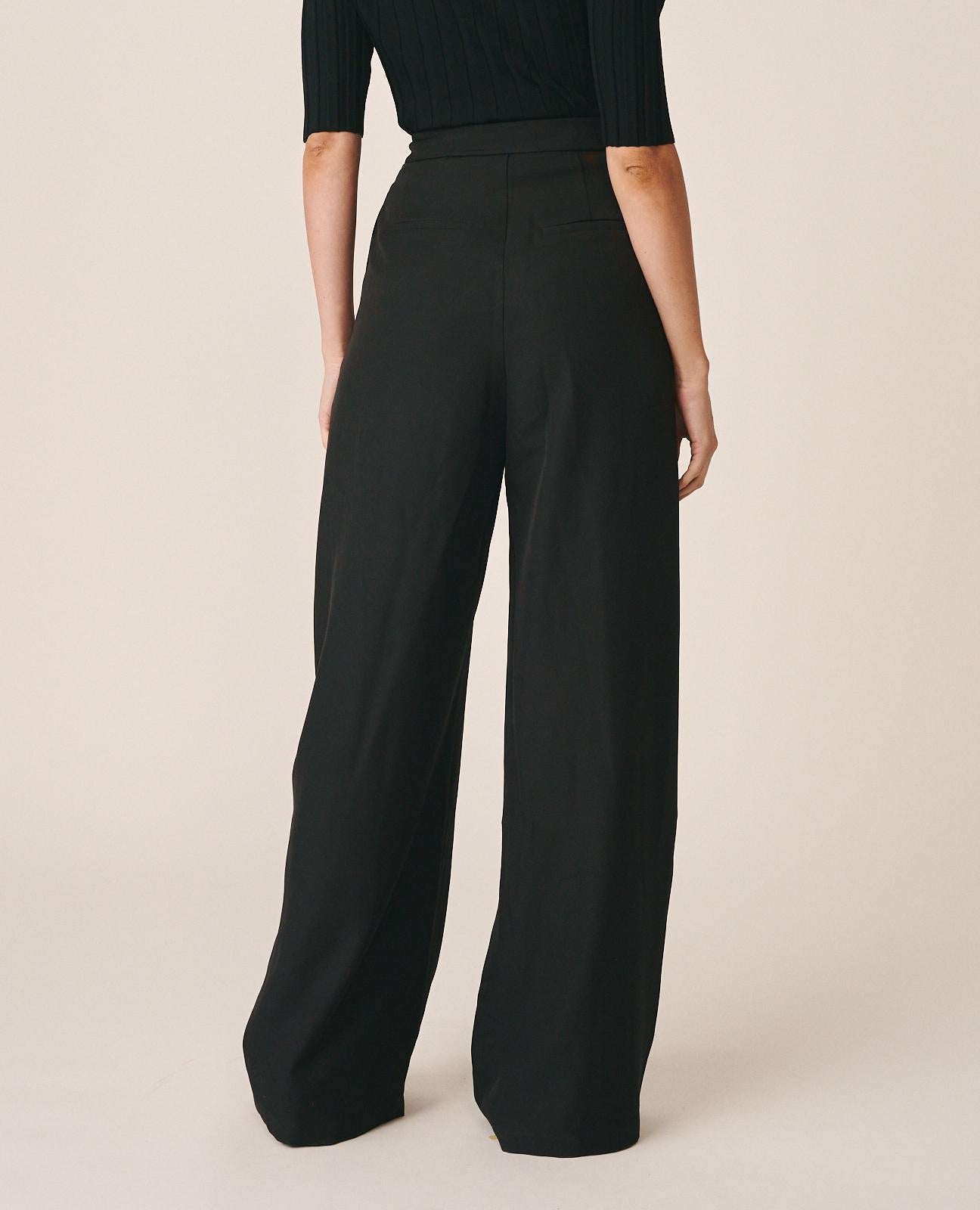 PANTALÓN SARGA CON PINZAS