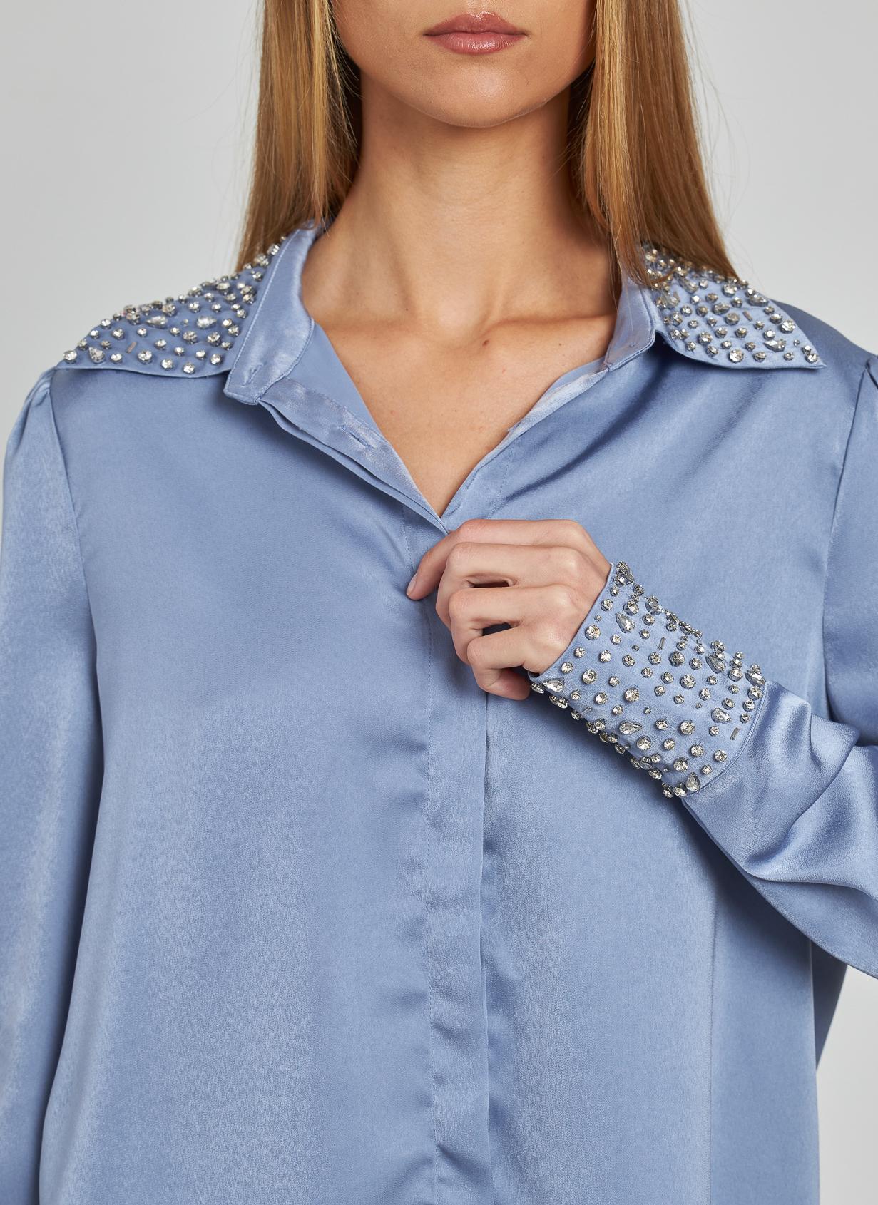 CAMISA EFECTO SATINADO PEDRERÍA