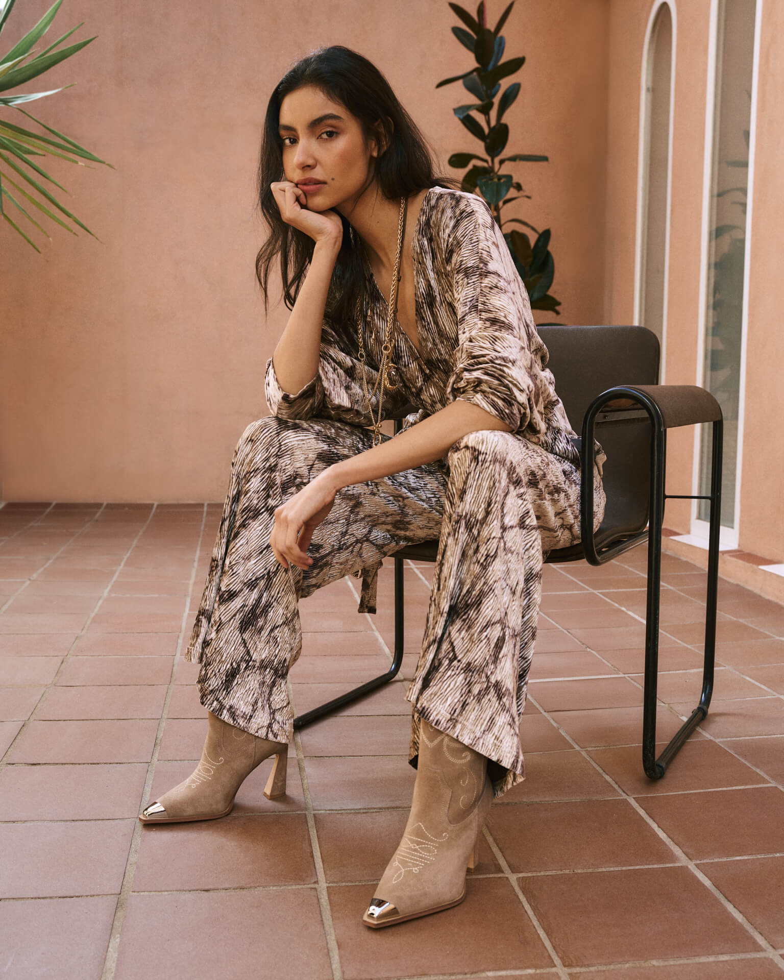 BOTÍN TACÓN EMBUDO BORDADOS