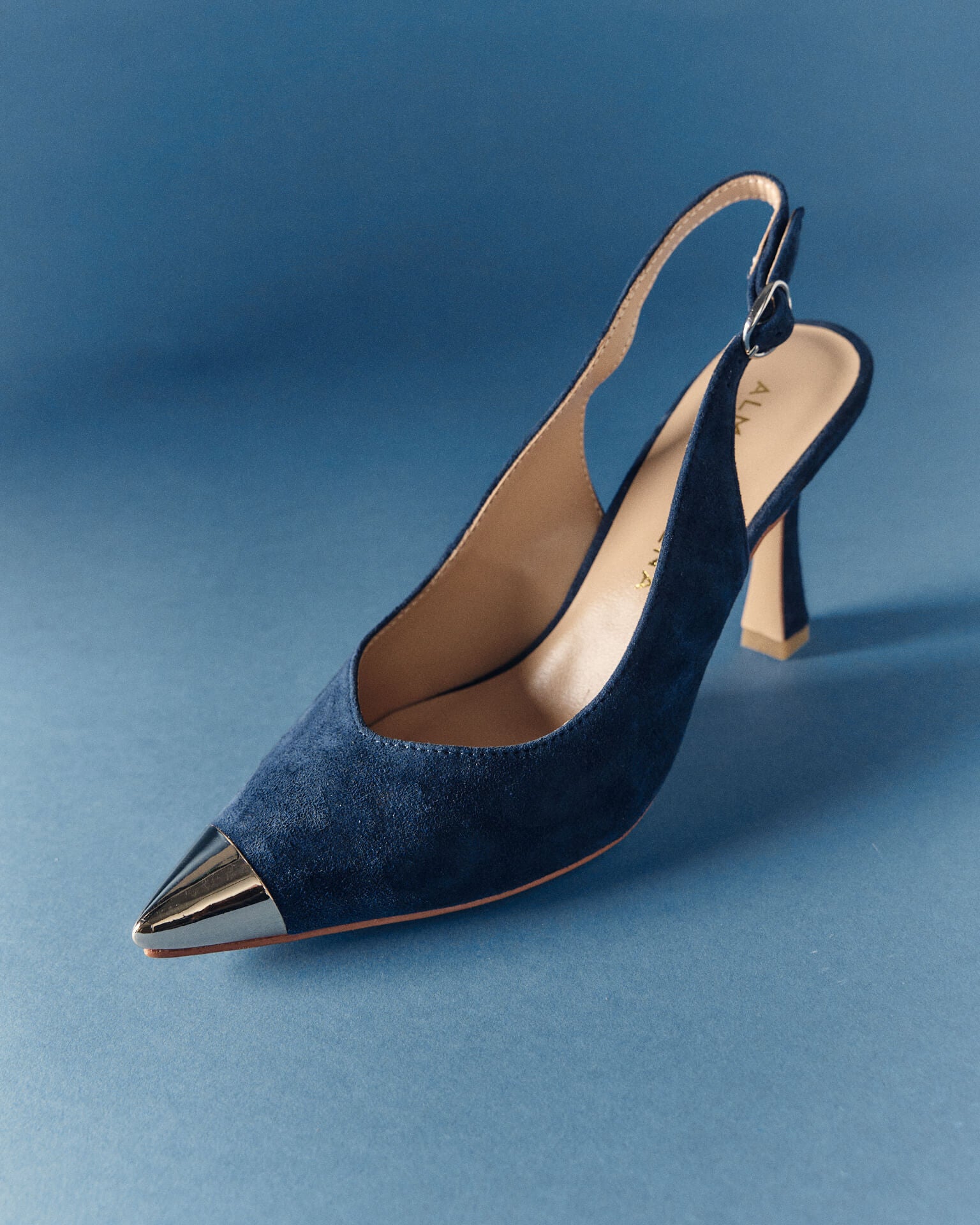 SCHUH MIT METALLISIERTEN DETAILS UND ABSATZ