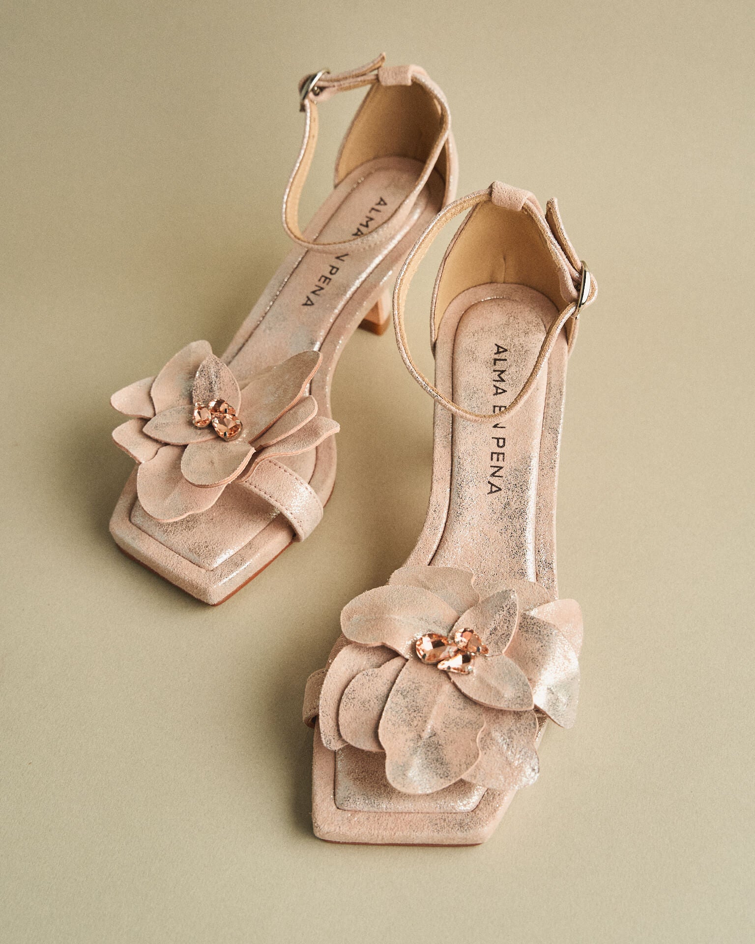 SANDÁLIA COM APLICAÇÃO FLORAL