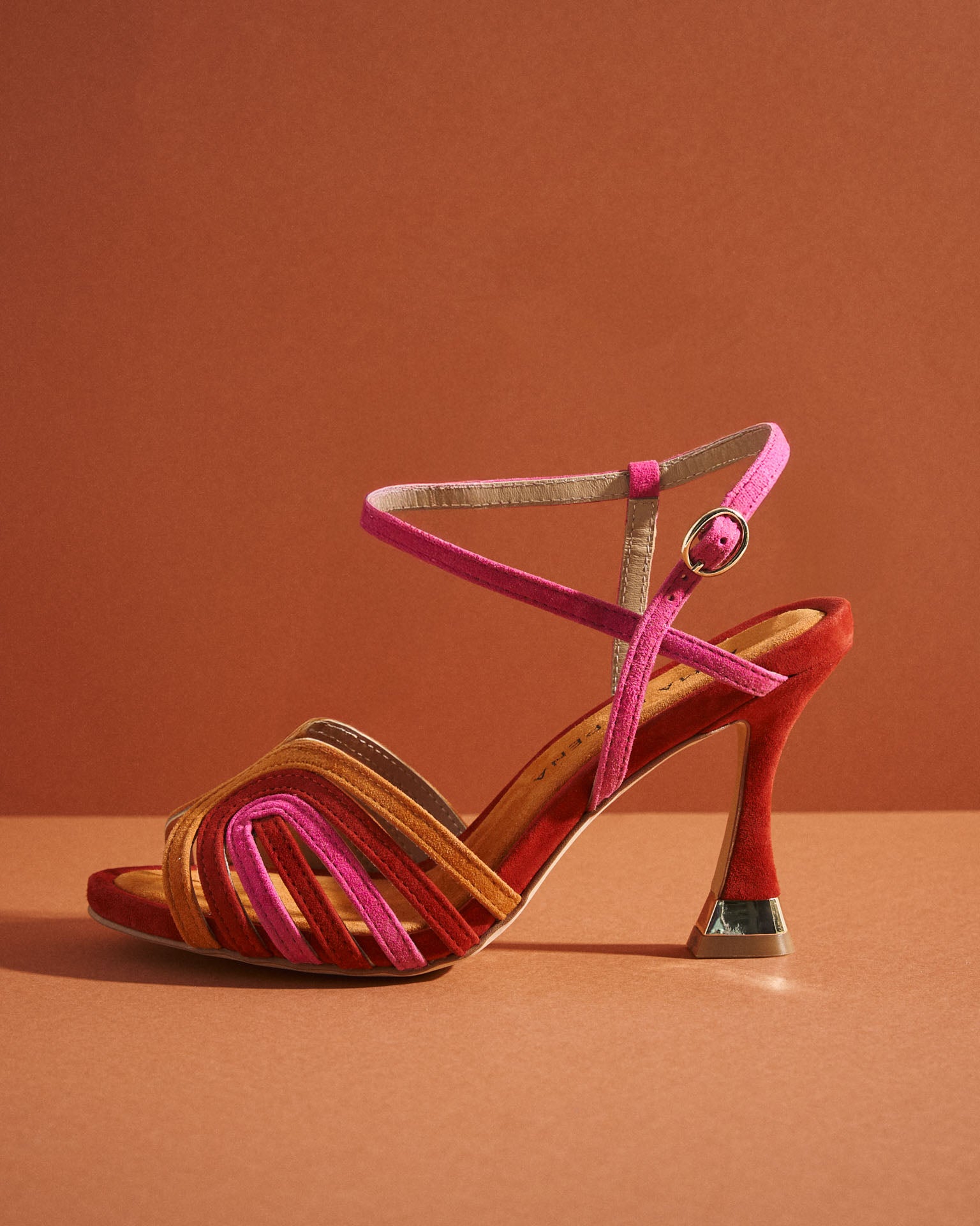 SANDALIA TACON TIRAS MULTICOLOR