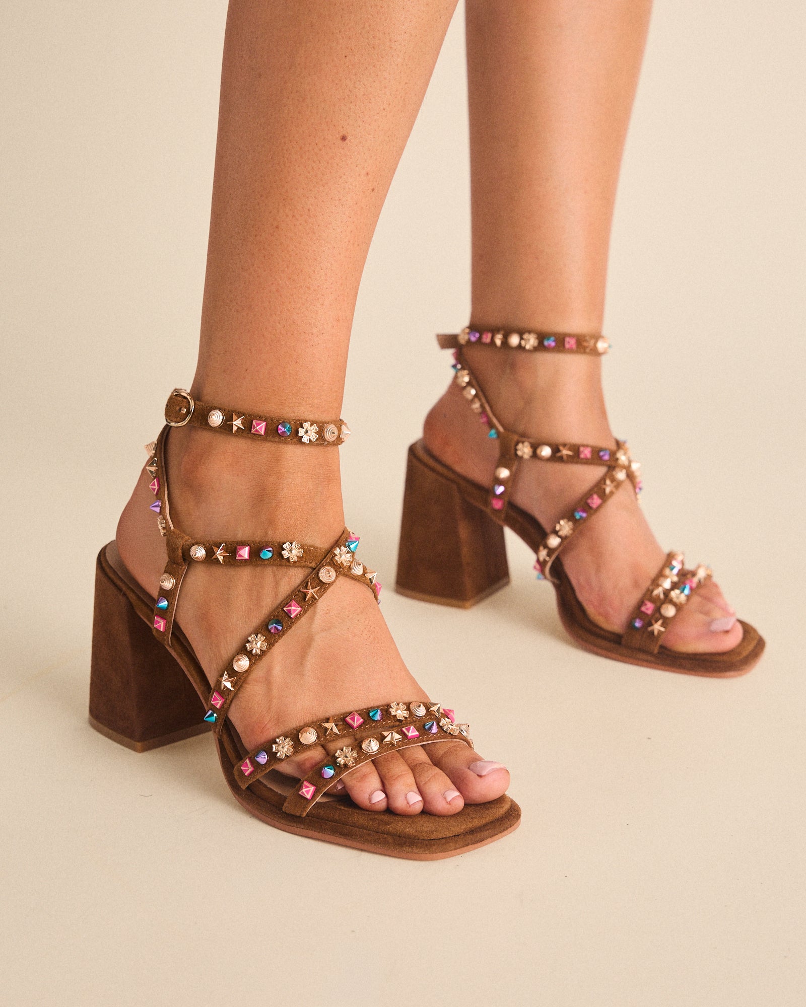 SANDALIA CON TACHAS DE COLORES