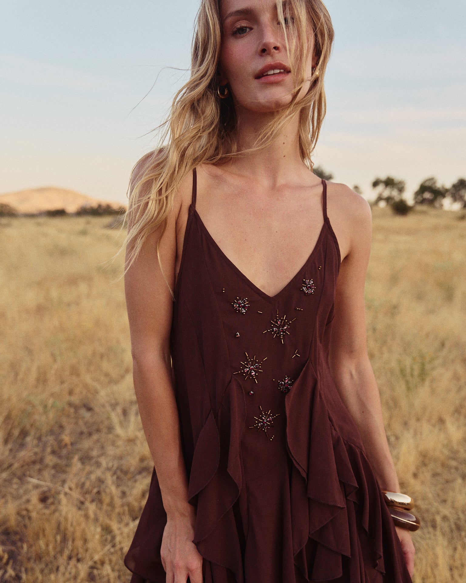 VESTIDO MIDI CON VOLANTES