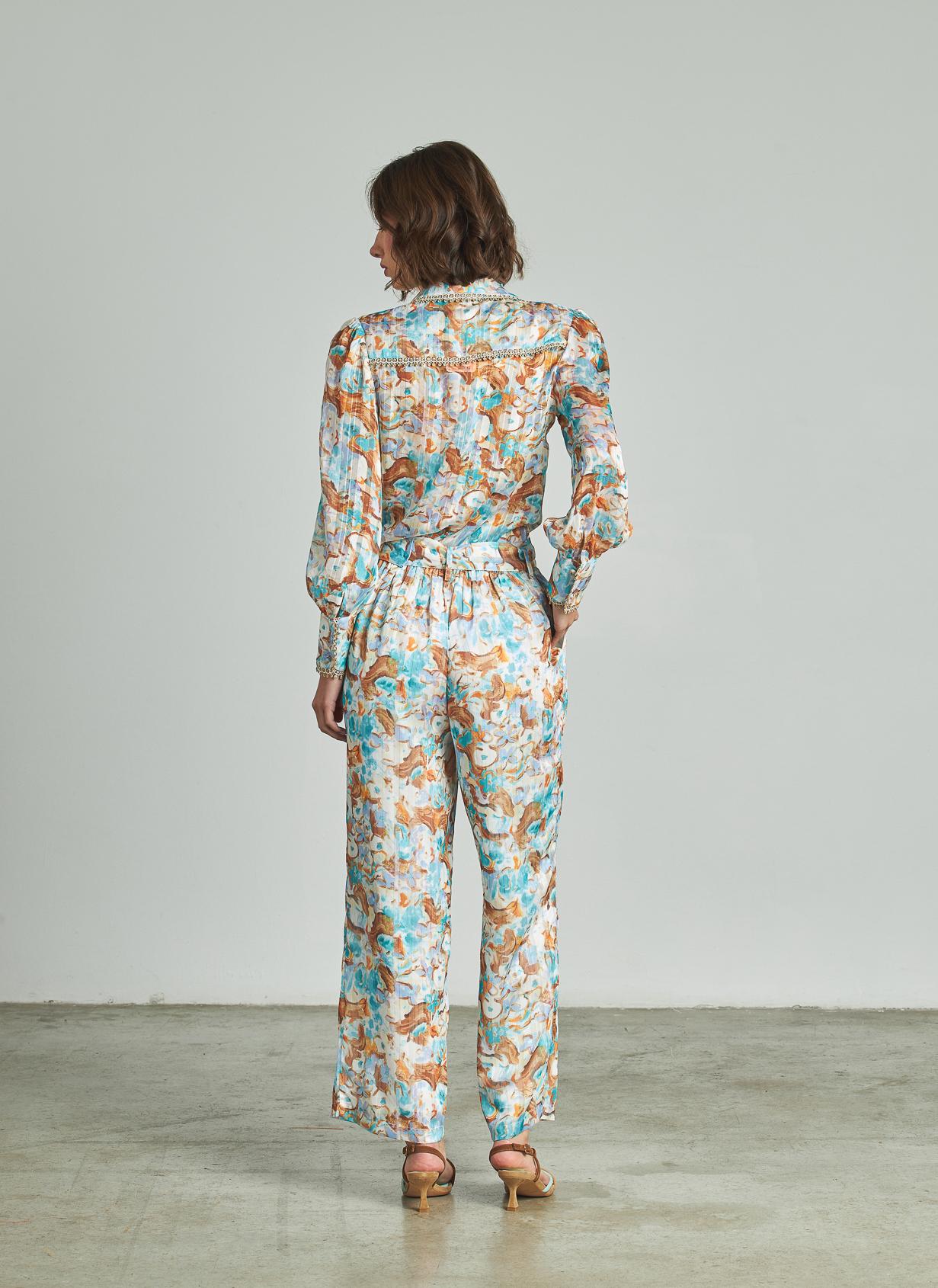 BLUSA ESTAMPADA CON DETALLES
