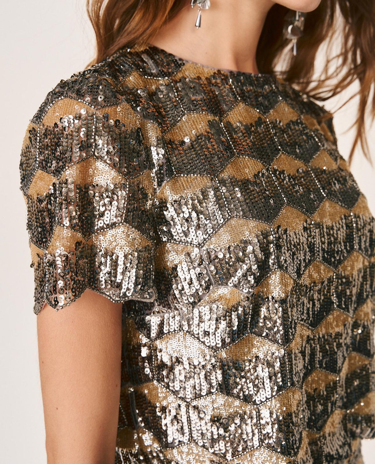TOP CORTO CON LENTEJUELAS