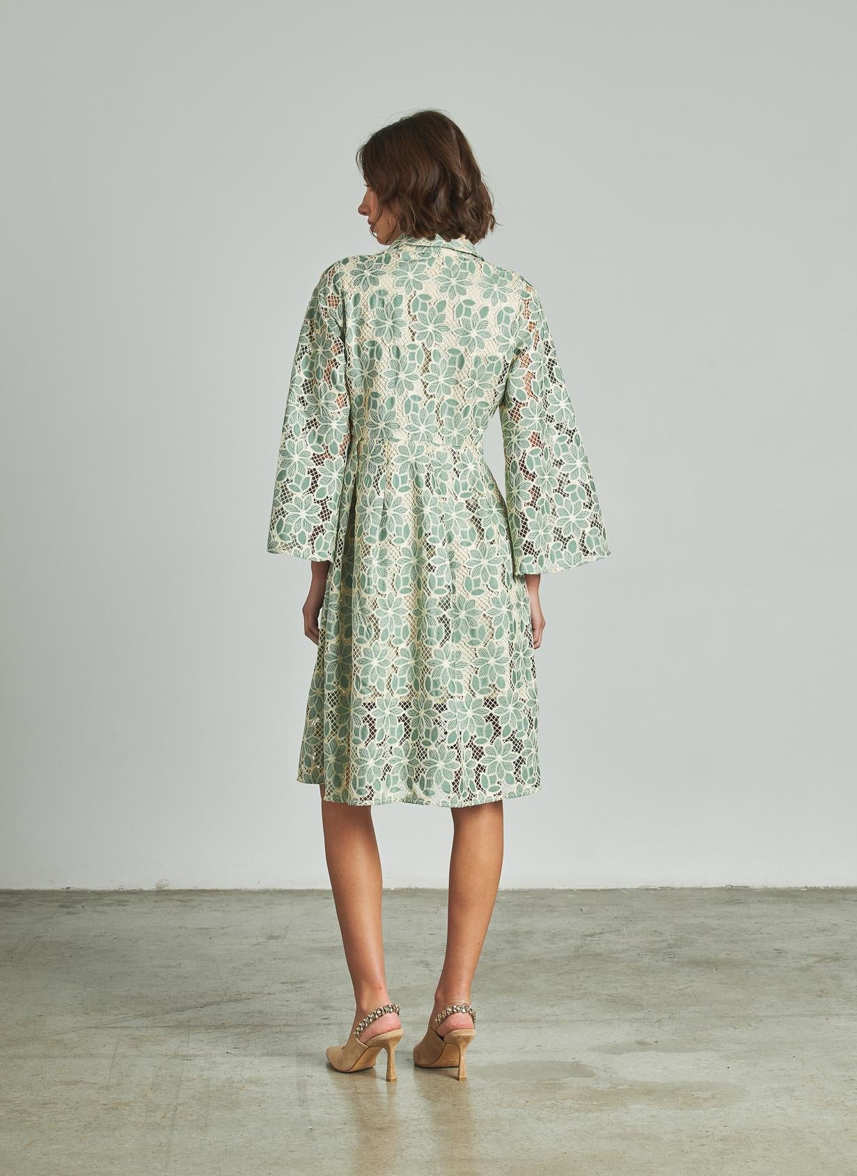 VESTIDO DE FLORES COM BORDADOS