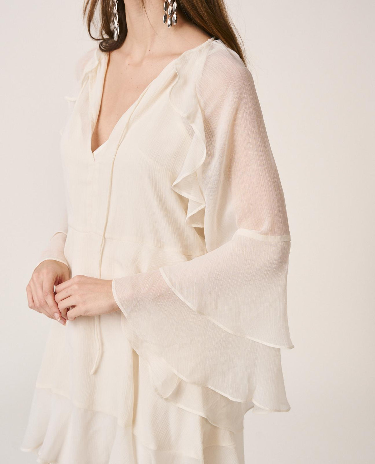 VESTIDO COM MANGAS FLUTUANTES