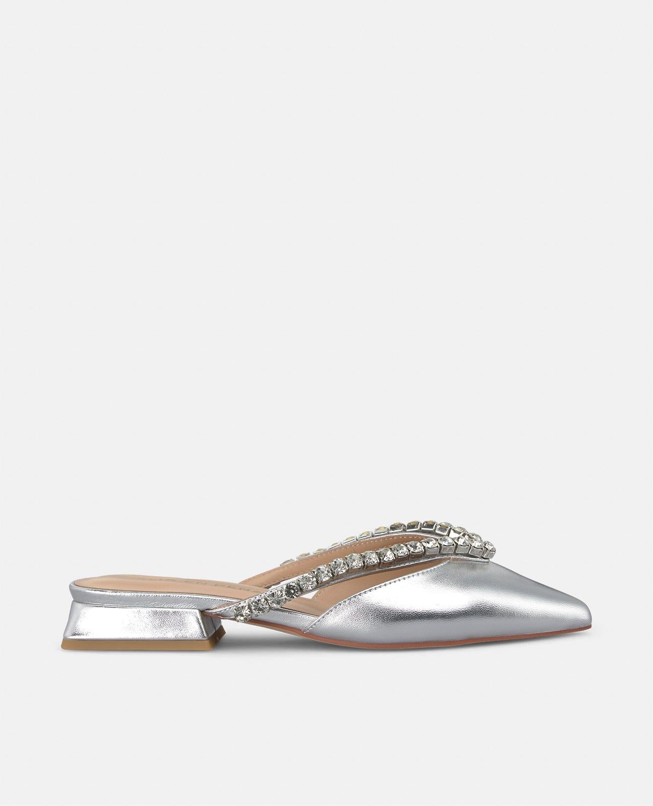 FLAT SHOE WITH STRAPS