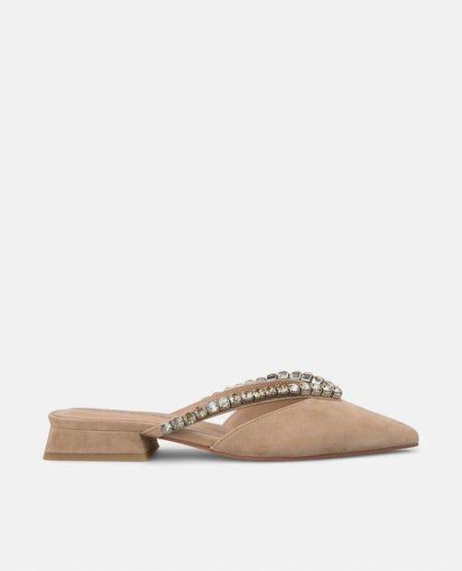 FLAT SHOE WITH STRAPS