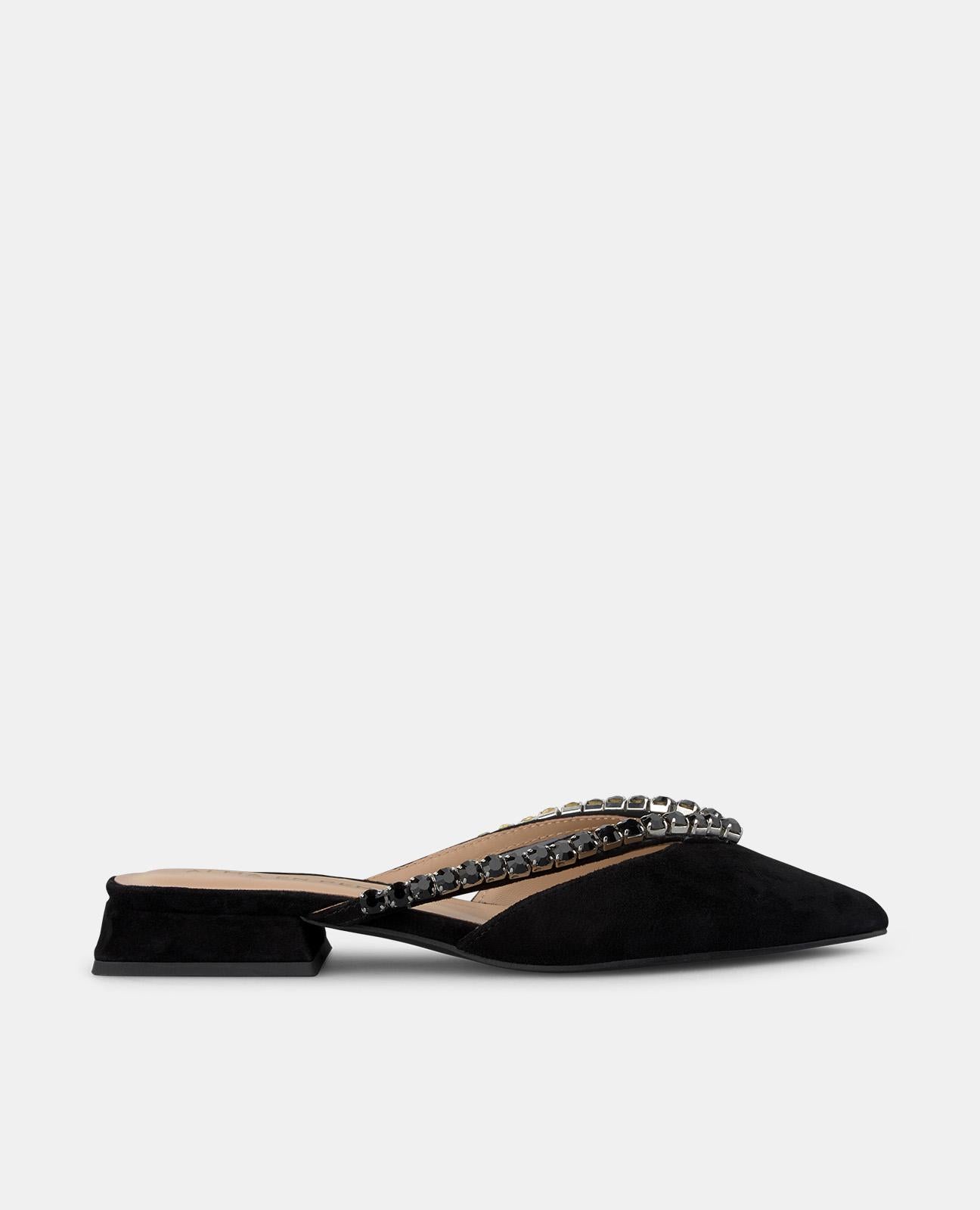 FLAT SHOE WITH STRAPS