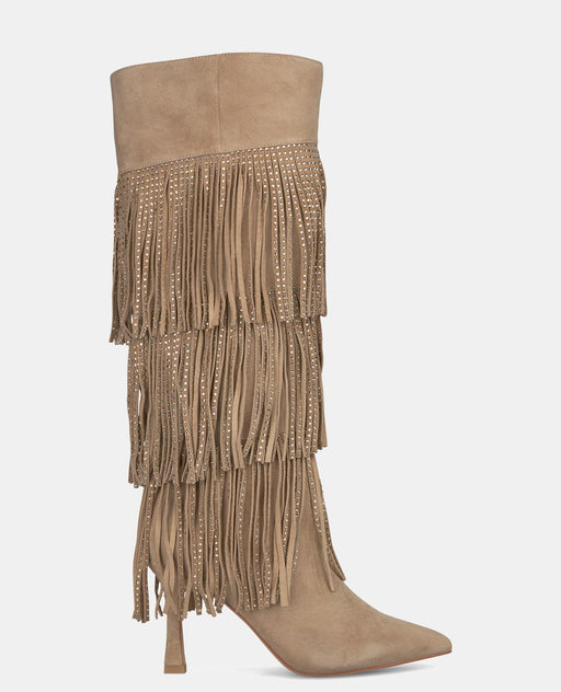 BOOT COVERED WITH BANGS