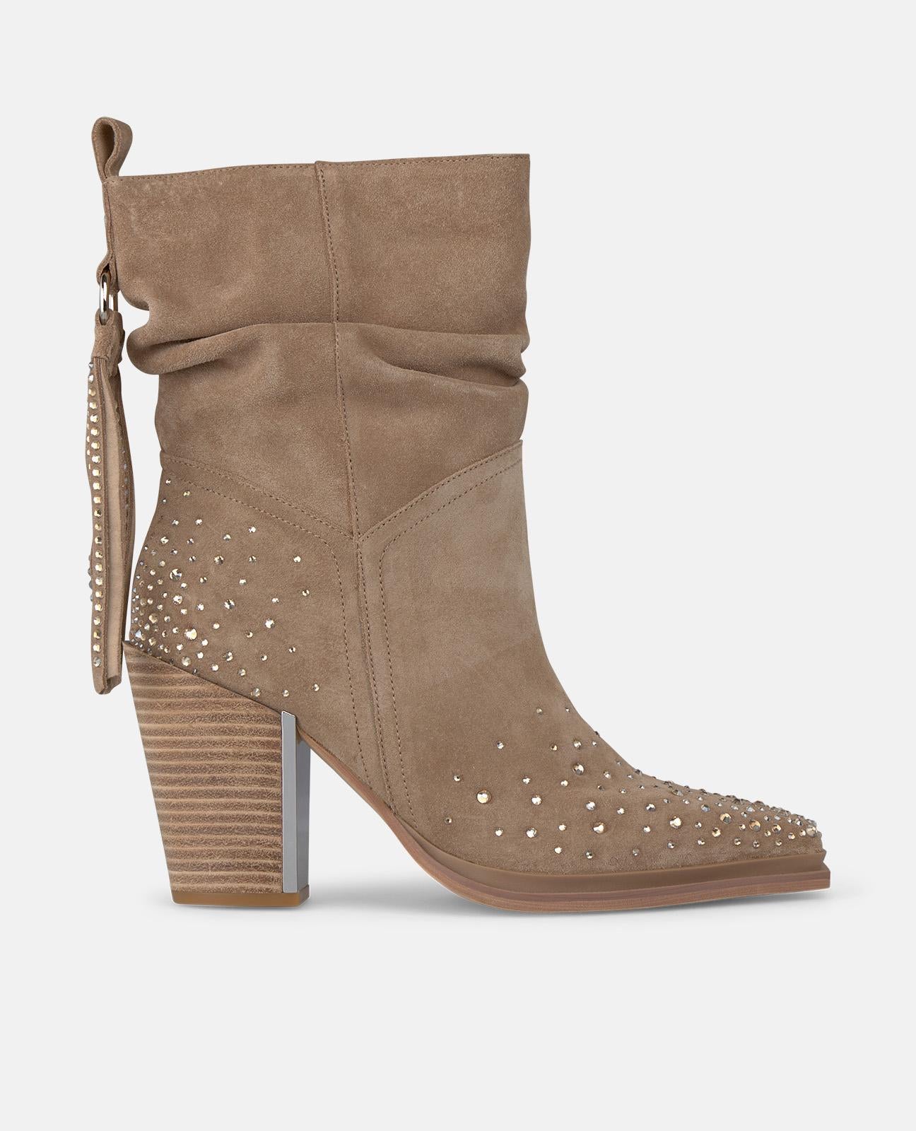 BOTTE DE CHEVILLE AVEC DÉTAILS FRANGÉS