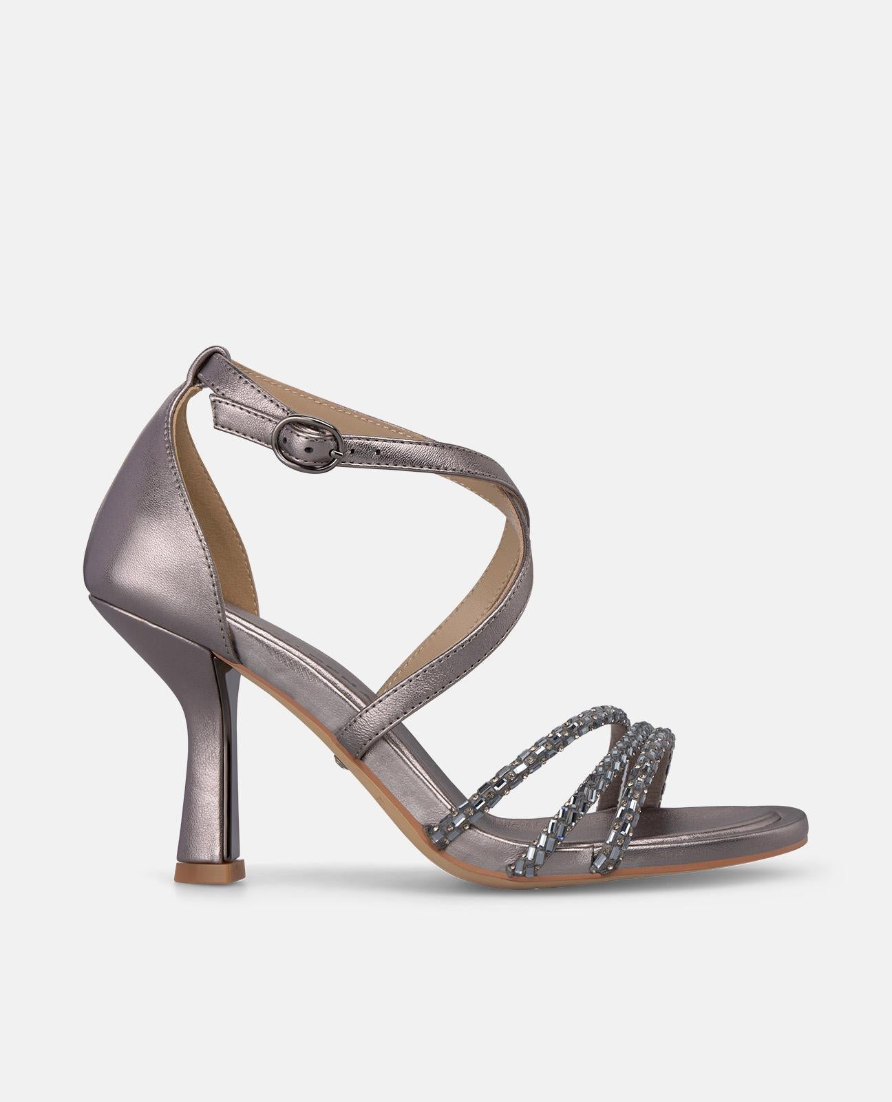 SANDALIA DE PIEL METALIZADA CON PULSERA