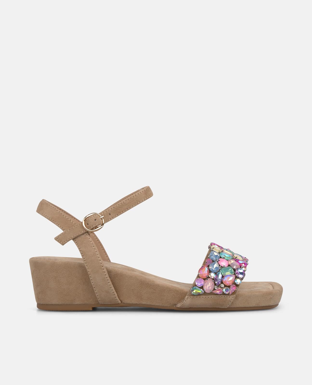 SANDALIA CUÑA TIRA ANCHA PEDRERIA