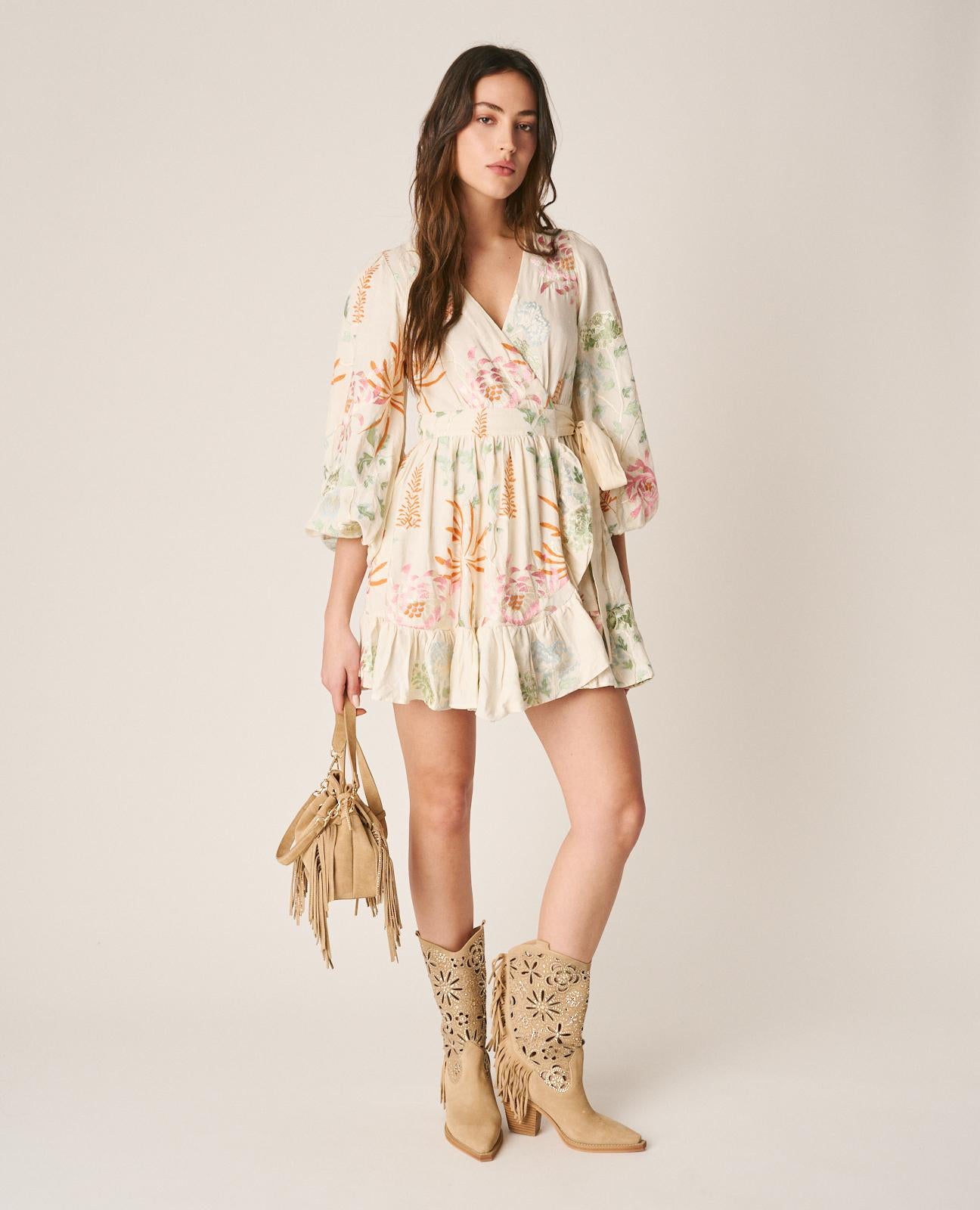 VESTIDO CORTO BORDADOS LAZO