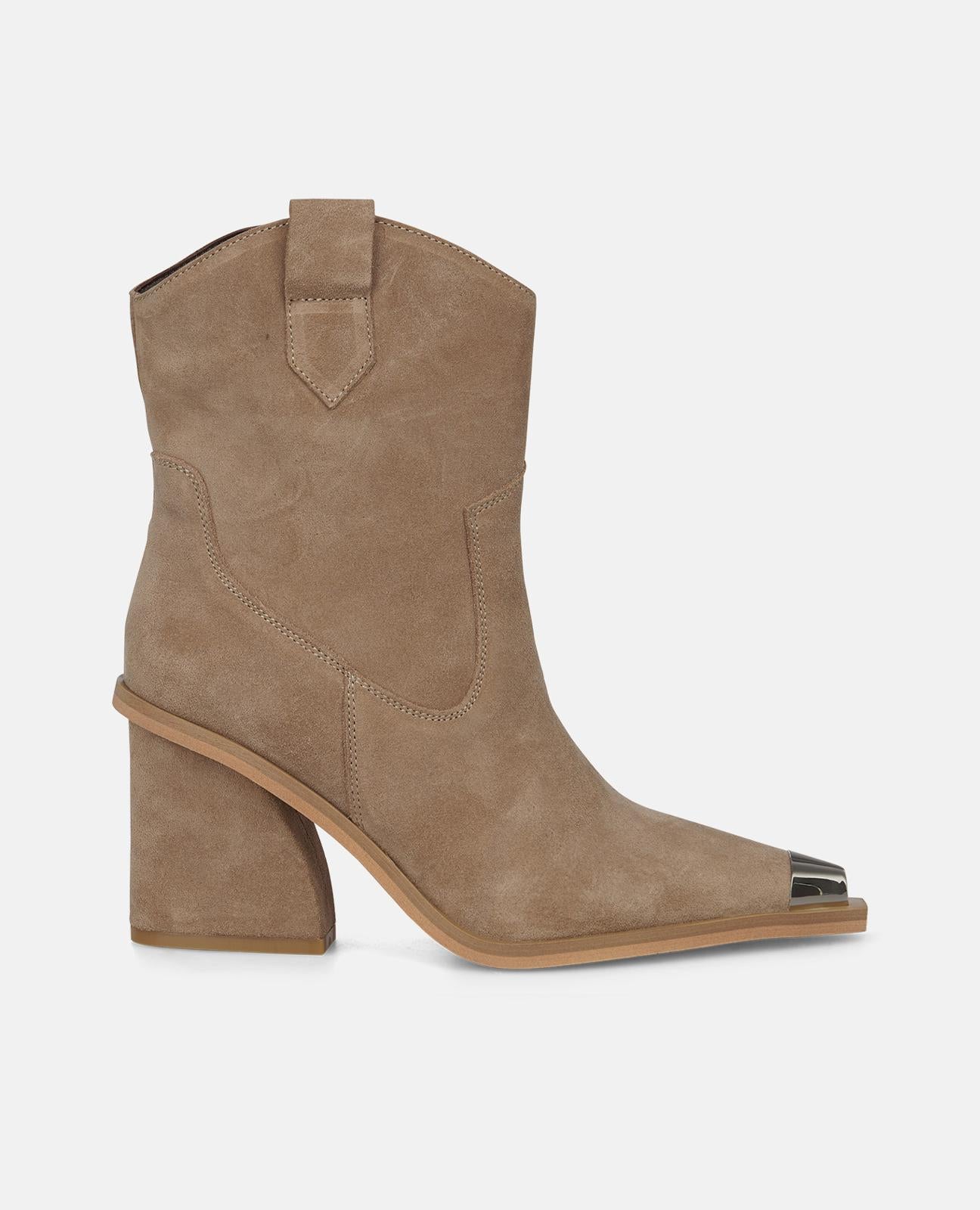 BOTTE DE CHEVILLE TEXTURÉE AVEC DÉTAILS MÉTALLIQUES