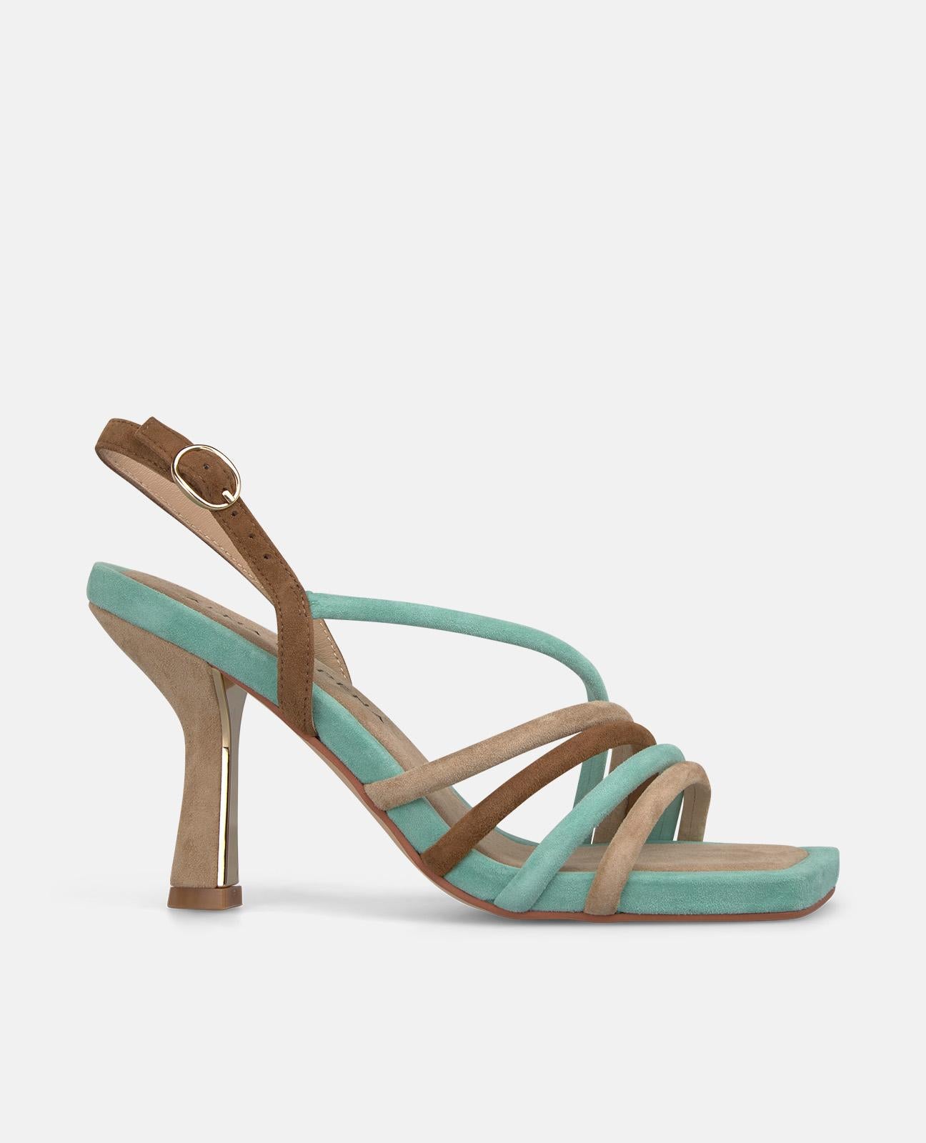 SANDÁLIA COM SALTO COMBINADO DE TIRAS