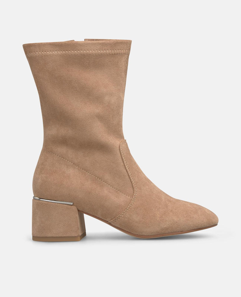 BOTÍN AJUSTADO CON TACÓN