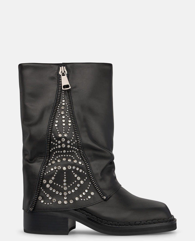 BOTA DE NAPA CON TACHAS METÁLICAS