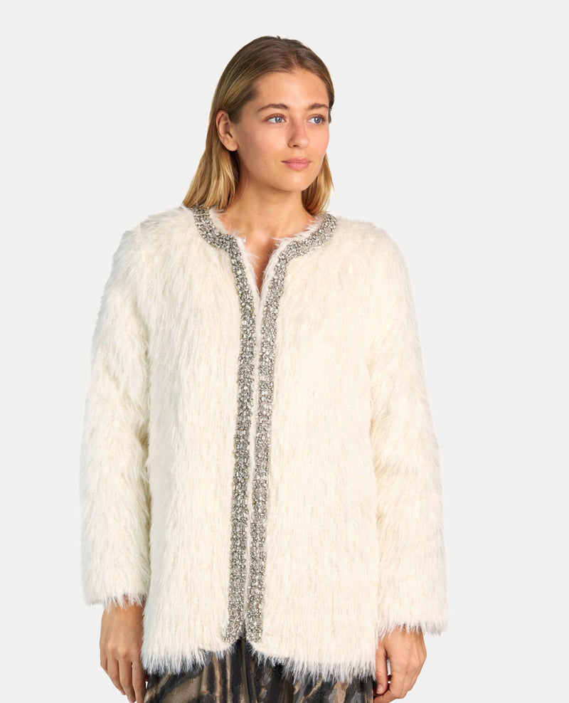 ABRIGO EFECTO PELO CON DETALLES