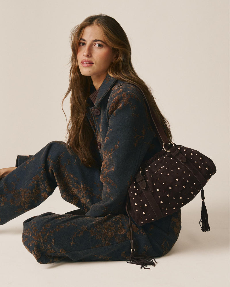 BOLSA HOBO EM PELE COM TACHAS METÁLICAS
