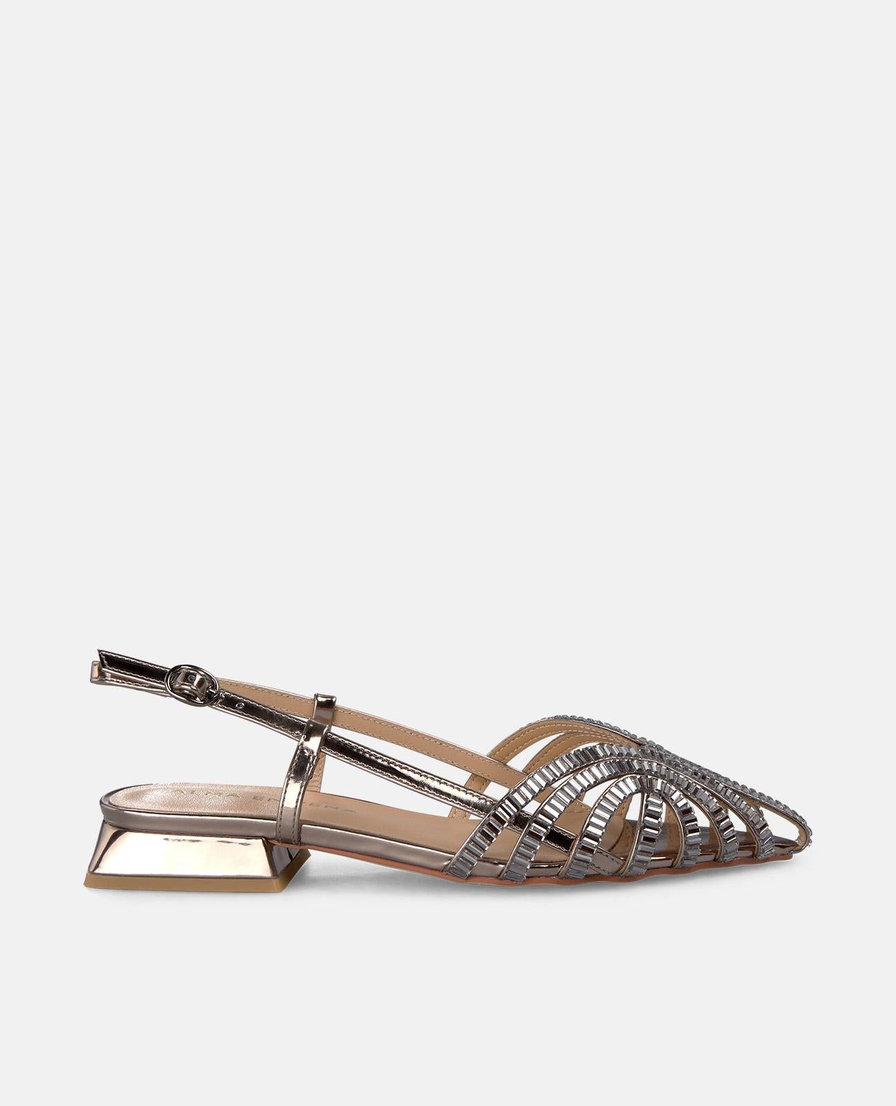 STRASSBESETZTE CLOGS