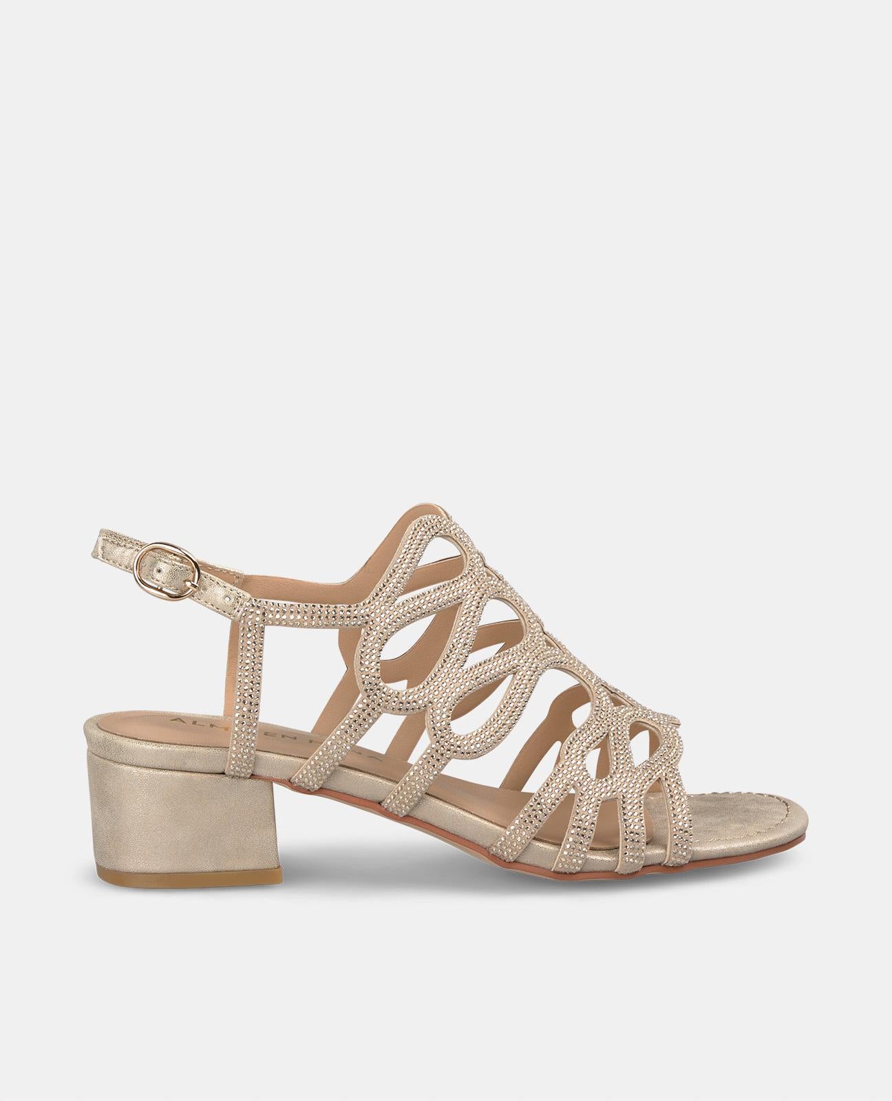 SANDÁLIA COM TIRAS EMARANHADAS