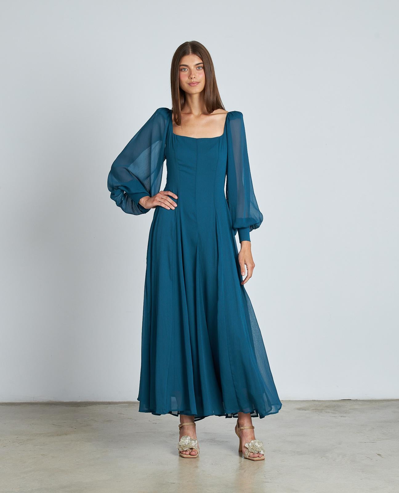 VESTIDO COMPRIDO COM MANGAS BUFANTES