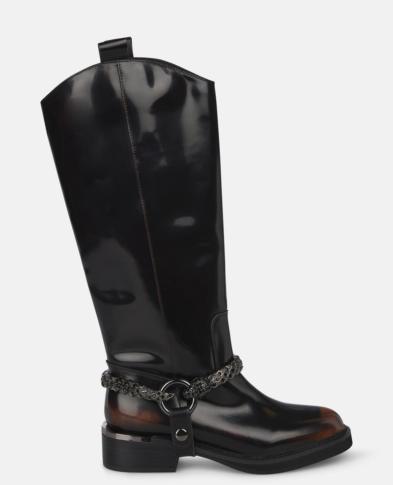 FLAT BOOTS WITH SNAKE DETAIL