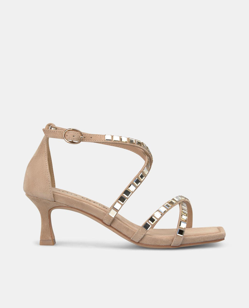 SANDALE AVEC BRIDES ORNÉES DE BIJOUX