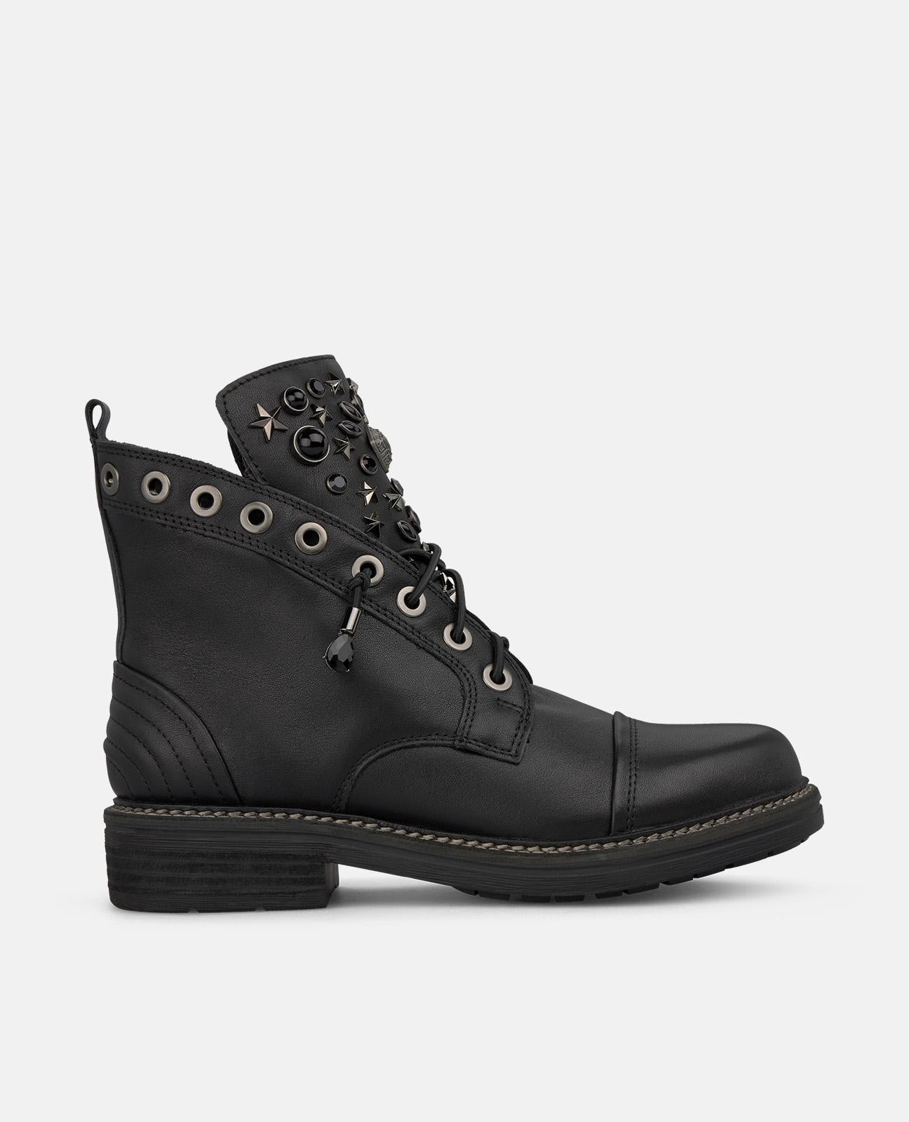 Botas baixas com tachas