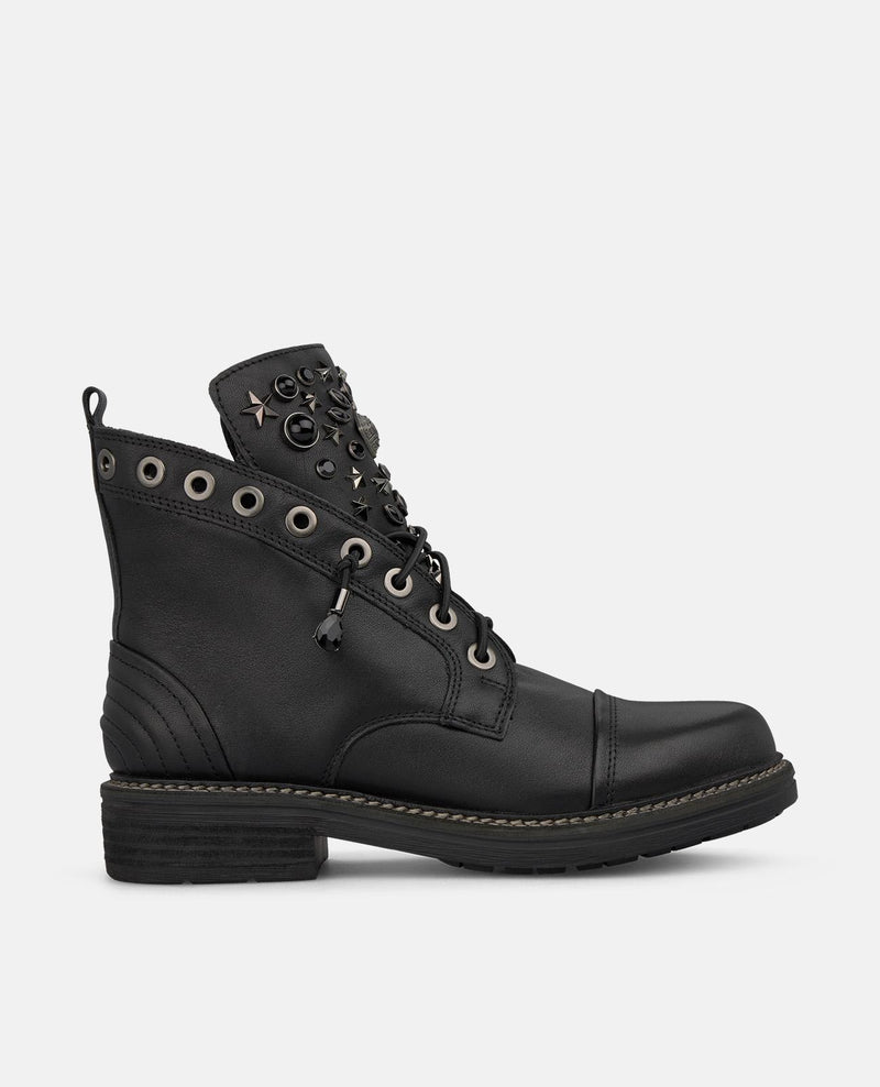 Botas baixas com tachas