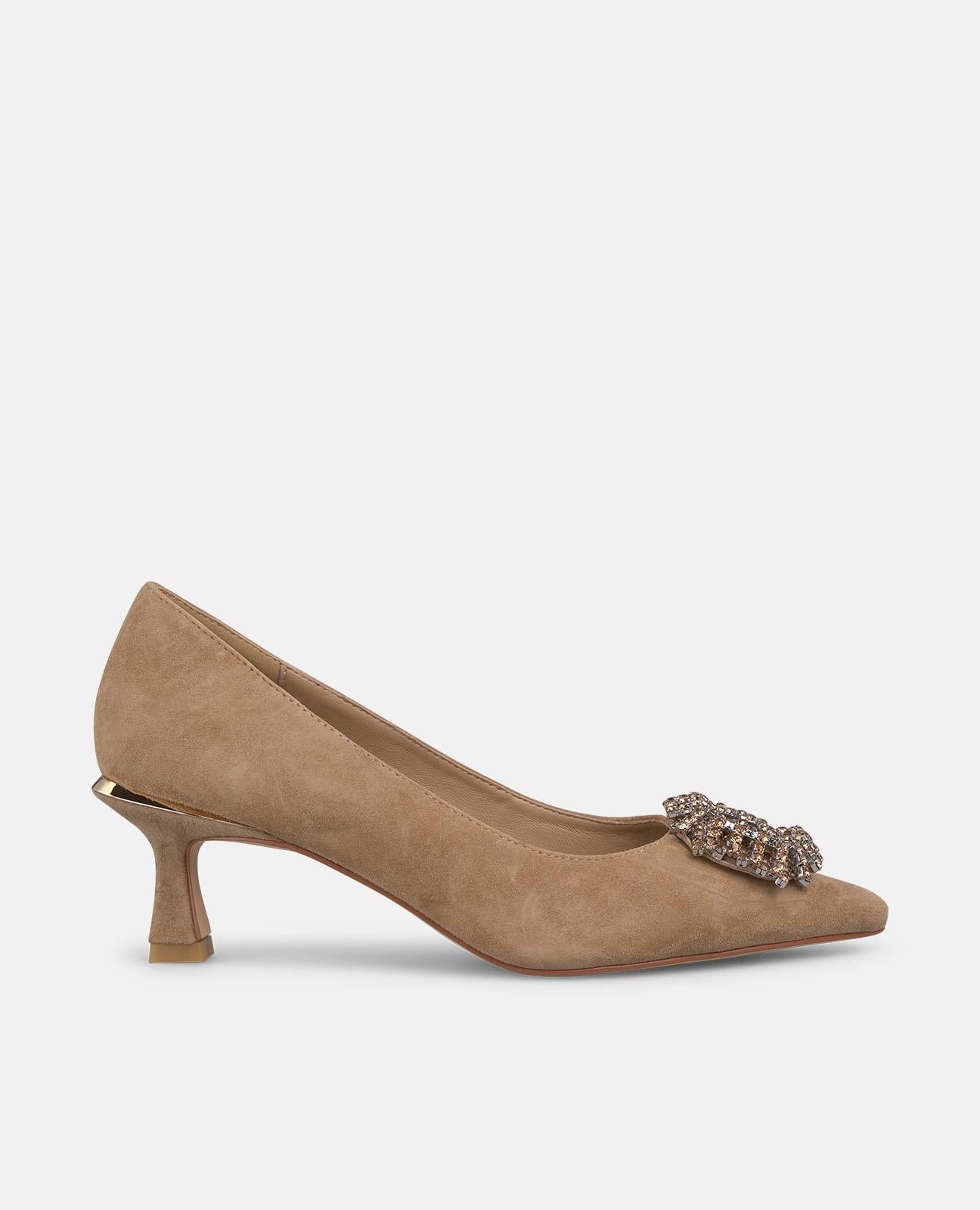 CHAUSSURE AVEC BROCHE CARRÉE