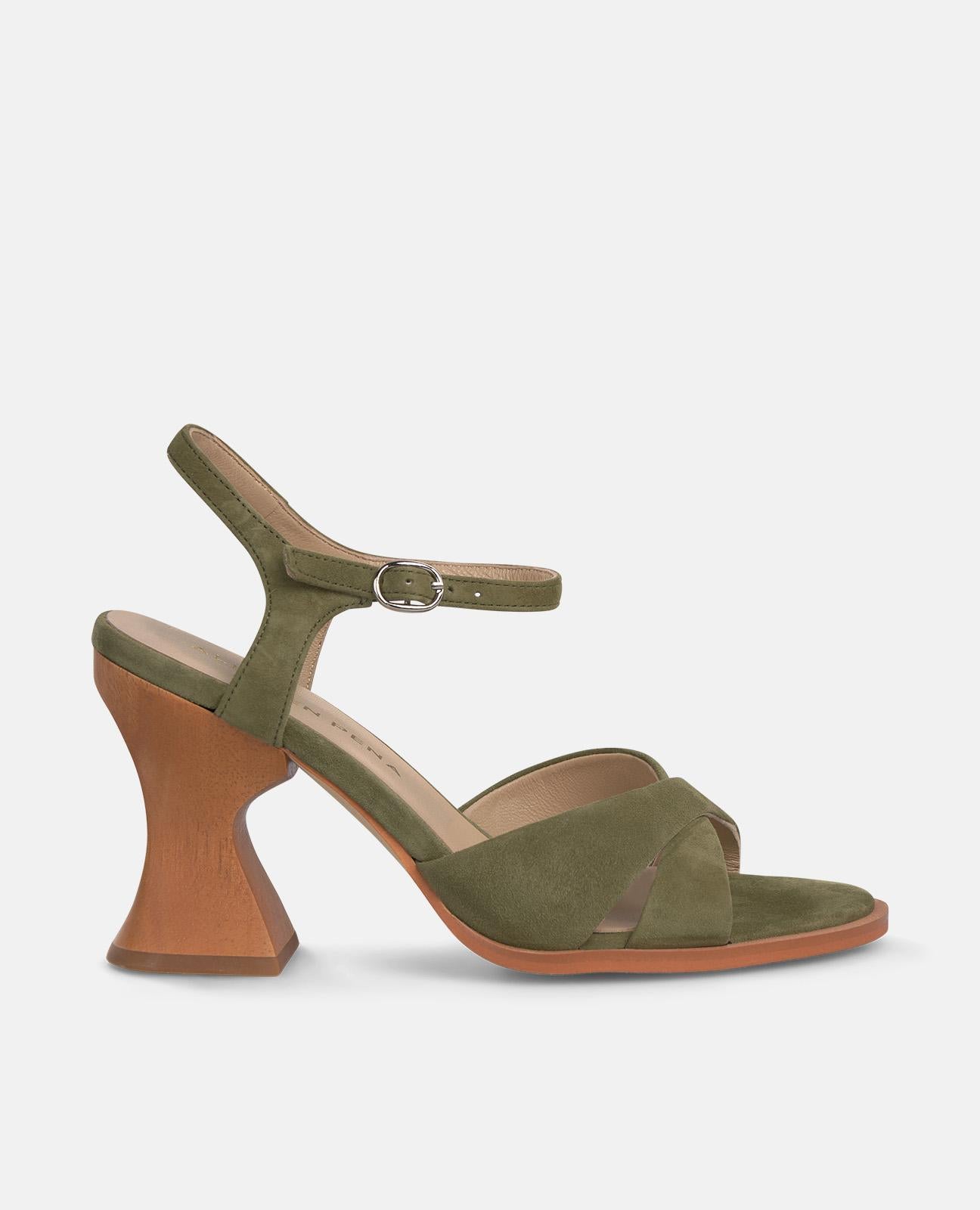 SANDÁLIA COM SALTO DE MADEIRA